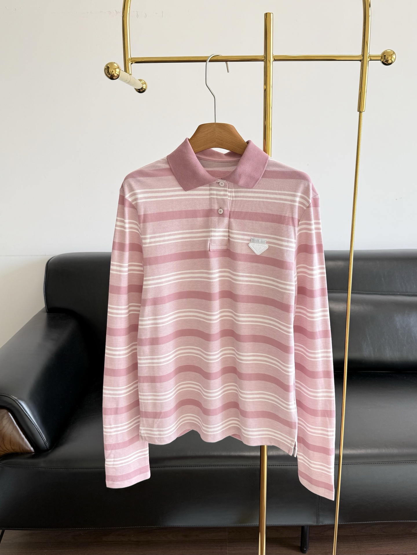 NO:749671,——Prada's same polo striped long sleeves and striped Polo lapel design, full of college style. Cotton fabric, comfortable against the skin, loose shoulder style, lazy and casual, suitable for daily commuting or leisure. The striped elements are versatile and durable, easy to match with light-colored trousers or skirts, simple and textured, size sml, prada, skirts,19860909——prada同款 polo条纹长袖 条纹Polo翻领设计,学院风满满.棉面料,贴肤舒适,宽松落肩版型,慵懒随性,日常通勤或休闲都很适合.条纹元素百搭耐看,轻松搭配浅色裤装或裙装,简约又有质感, 码数sml,,prada,skirts,,Women's clothing