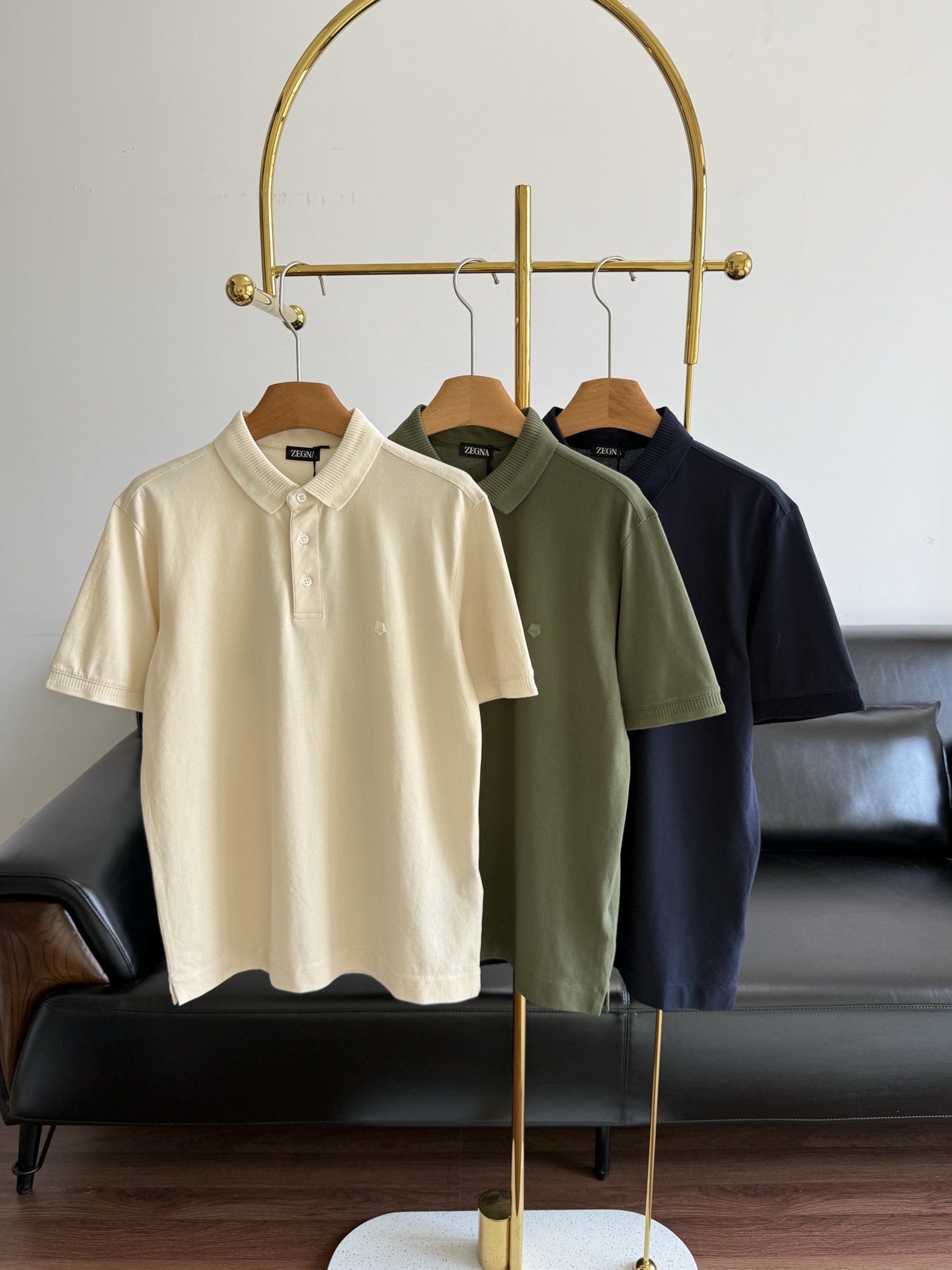 NO:749663,——Zegna men's short-sleeved Polo shirt of the same style. This is definitely the most special piece among men's polo shirts that shows the temperament of old money!  !  Elegant, gentlemanly and fashionable!  Made of cotton fabric, extremely comfortable!  With a silky feel!  My favorite fabric for summer!  It is durable, anti-wrinkle and does not require ironing, resists sultry heat and sweating, and has excellent moisture absorption properties. The placket is naturally designed with white buttons with bright colors and luster, which has an extraordinary texture. The 3-button design adds a bit of casualness to the regular POLO shirt, giving you one more choice!  !  Not much to say, I have one piece of every color this summer~ Size m-xxl, 3 colors apricot, green and blue, zegna, T-shirt,19860909——zegna杰尼亚同款 男士Polo衫短袖 这款绝对是男装polo里面 最特别最能显示老钱气质的一件！！ 儒雅绅士又时尚！ 采用棉面料,无比舒服！带有丝滑的感觉！夏天最爱的面料！ 耐穿又抗皱免烫,拒绝闷热流汗,吸湿性能特别好,门襟天然带有炫彩色亮泽感的白贝纽扣设计,质感非凡, 3粒纽扣设计给常规的POLO衫增添几分休闲,多一种选择！！不多说了,这个夏天每色必备一件~ 码数m-xxl 杏色 绿色 蓝色3色,,zegna,T-shirt,,Women's clothing