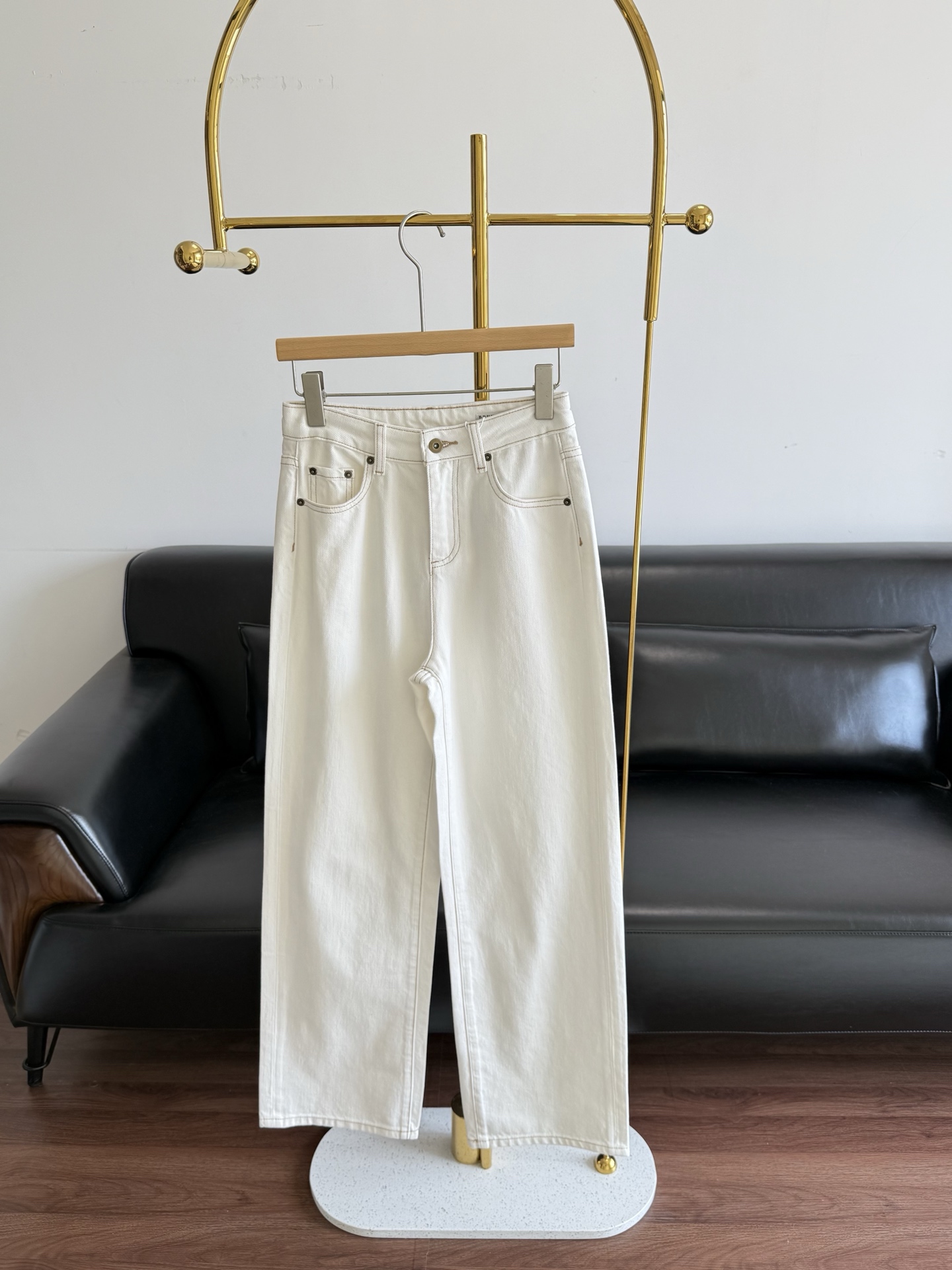 NO:749696,——Brunello Cucinelli's same style straight casual regular jeans and trousers made of pure cotton!  Straight fit front!  Visually, it looks slimmer and more three-dimensional, the upper body is cool and handsome, and it is a bit artistic. In short, it is modern and fun!  Loose and friendly, not picky about leg shape!  You don’t have to be picky about your height, the point is, these jeans are particularly good at loosening up!  !  Code number 25-30,,brunello cucinelli,jeans,19860909——Brunello Cucinelli同款直筒休闲常规款牛仔裤长裤 纯棉面料！直筒裤型前面！视觉上更显瘦更立体,上身飒爽帅气,又有几分文艺范,总之,摩登又好玩！宽松友好,不挑腿型！不挑身高,重点是,这条牛仔裤特别懂松弛感！！ 码数25-30,,brunello cucinelli,jeans,,Women's clothing