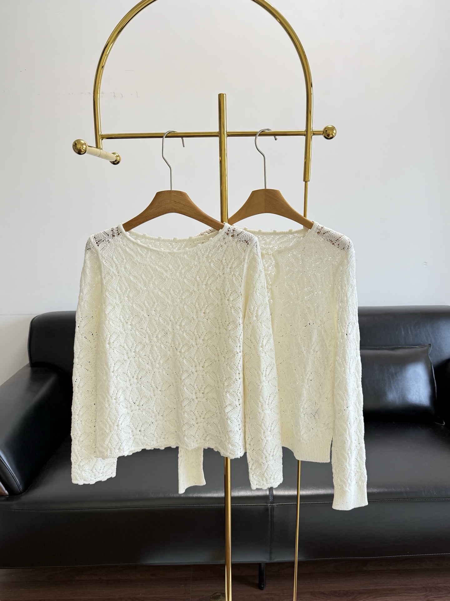 NO:751900,Knitted sweater cardigan p ERDOS same style hollow lace decorated sequined yarn women's knitted sweater. Made of 28 linen and 30 lyocell tencel!  Exquisite hollow crochet flower, comes with French lazy filter  Pearl buttons + small fur ball lace, gentle and age-reducing, loose version, very tolerant to all kinds of body shapes, the length just covers the crotch, making you look slim and hiding the flesh, it will be very loose when worn with jeans for daily use, and a vest of the same color is worn inside, and the sense of layering is immediately revealed. Whether you are commuting, dating or having afternoon tea with your girlfriends on the weekend, you can easily hold it, gentle and powerful. Really, good materials and designs will make you look extra calm and elegant in the crowd. Size sml  knitted sweaters, cardigans,,jeans,19860909针织衫开衫p ERDOS同款镂空花边装饰亮片纱女士针织衫 采用成分28亚麻30莱赛尔天丝！精致的镂空钩花,自带法式慵懒滤镜 珍珠纽扣+小毛球花边,温柔又减龄感,宽松的版型,对各种身材都很包容,衣长刚好盖过胯部,显瘦又藏肉,日常搭配牛仔裤就很松弛感,内搭一件同色系背心,层次感一下子就出来了.不管是通勤、约会还是周末和闺蜜喝下午茶,都能轻松hold住,温柔又有力量.真的,好的材质和设计,会让你在人群中显得格外从容和优雅. 码数sml 针织衫 开衫,,jeans,,Women's clothing