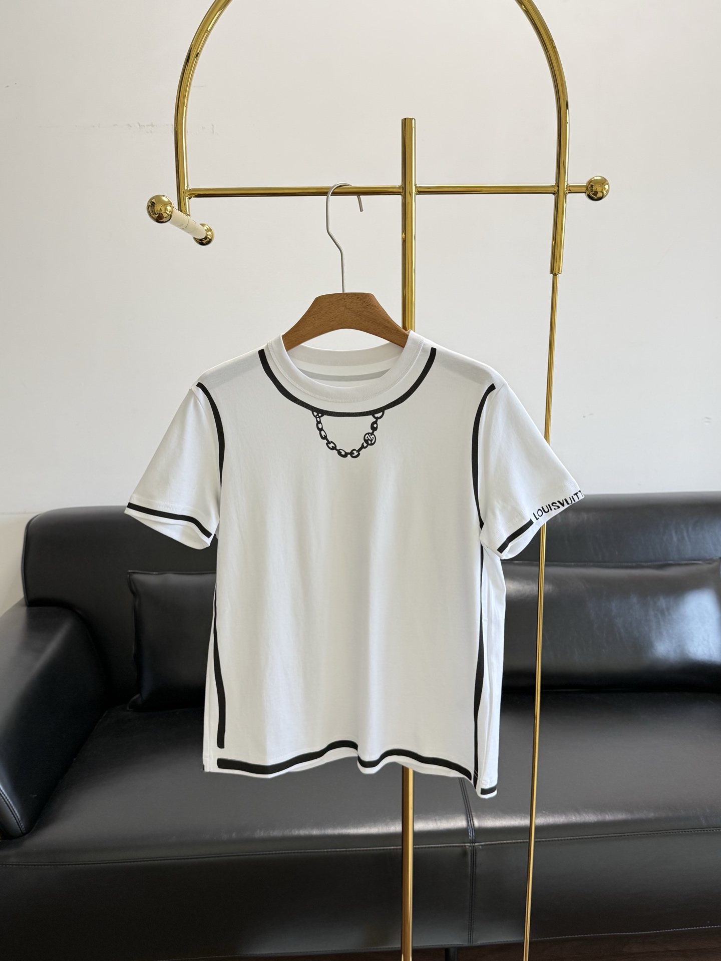 NO:751894,——LV same style printed chain round neck T-shirt, pure cotton fabric!  An item that will never be missing from your wardrobe, it is also a classic everyday style in summer and a BAI style in the fashion world!  !  ♀The shape of the upper body can perfectly show the proportion of the upper and lower body!  It's OK to match with a skirt, jeans or casual sweatpants. It's not a basic style like this. It can be worn inside or outside. It can be used with any combination. Sizes: sml, louis vuitton, skirts, jeans, tees, t-shirts,19860909——LV同款印花链条圆领T恤 纯棉面料！衣橱中永远都不会少的一款单品,也是夏日经典的日常款,也是时尚界的BAI搭款！！♀版型上身能够狠好的展现上下身比例！搭配半裙、牛仔裤或者是休闲一点的运动裤也OK的不像这样的基础款,内搭外穿都可以,可以做任何搭配 码数sml,,louis vuitton,skirts,jeans,tees，t-shirt,,Women's clothing