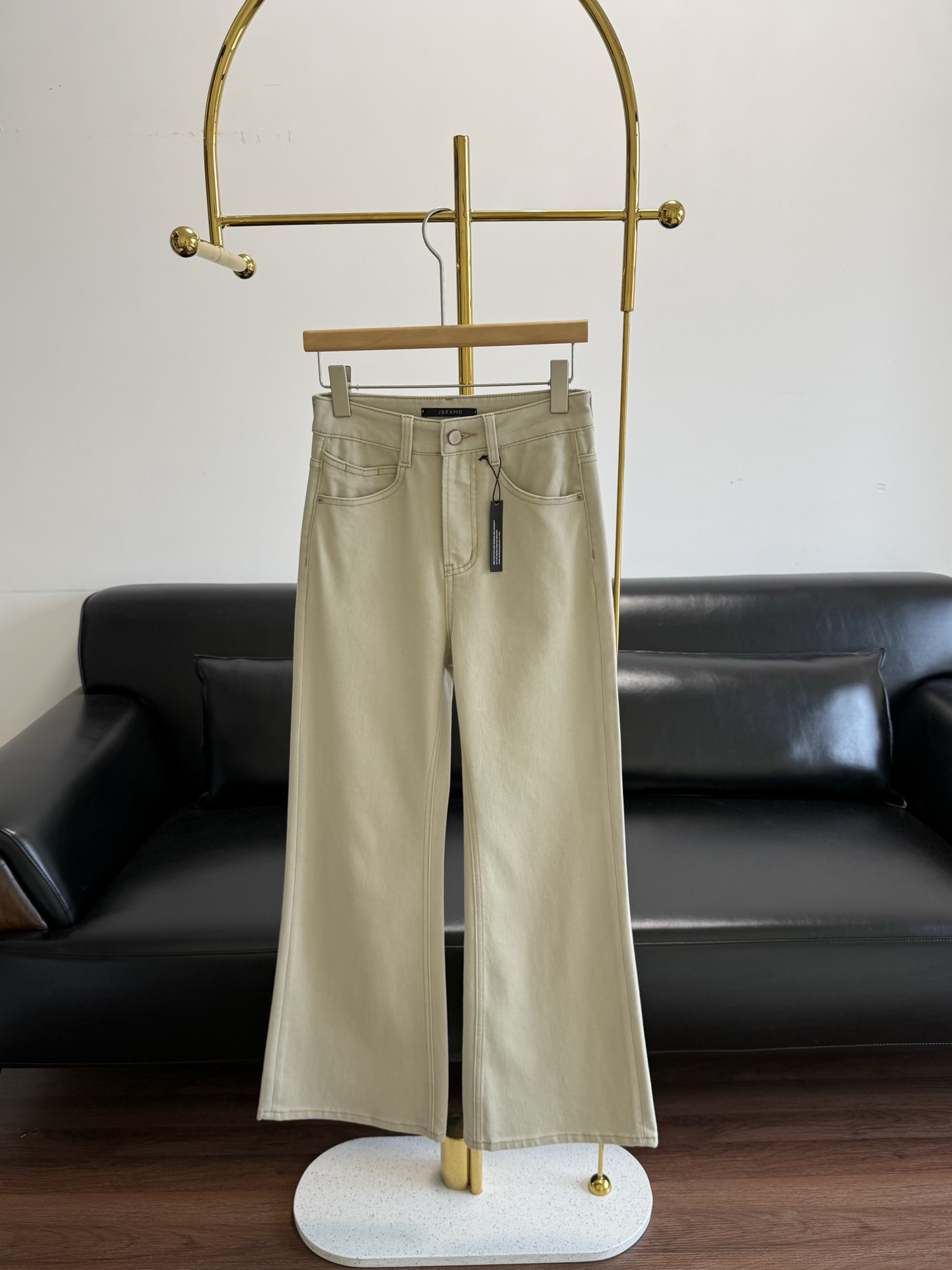 NO:751889,——JBRAND's same high-waisted flared jeans are available for pre-sale for 5 days. They come with a goddess C-position aura. They are particularly friendly to leg curvature, thick legs, muscles, and calves. The newly upgraded Lycra elastic fiber is added to make the jeans more elastic and non-tight. The lightness and vitality can move with you. You will know the real comfort when you put it on. Therefore, it has a very unique organizational structure. The four-way stretch denim fabric has excellent stretch and rebound properties!  High elasticity, excellent rebound, and no sense of restraint on the upper body!  The skin-friendly feeling is very good. The upper body shape is the best among the low-end products on the market that become stiff after just a few wears!  The appearance of long legs~ Really makes you look slimmer and taller, full of femininity~ A goddess flared trousers with a good shape. The flared trousers effect starts below the knees, covering the thick or stiff calves, making the legs look perfect. Size s-xxl,,jeans,19860909——JBRAND 同款高腰喇叭牛仔裤 预售5天, 自带女神C位气场 对腿弯 腿粗 肌肉 小腿特别友好 加入新升级莱卡弹力纤维,令牛仔更具弹力,无紧绷感, 轻快活力随身而动,真正的舒适穿上就知道, 因而拥有十分独特的组织结构 四面弹牛仔面料卓越的延展和回弹性能！ 高弹力 回弹出色,上身零束缚感！亲肤感很好. 上身版型秒杀市面穿几次就发硬的low货！ 大长腿既视感~真心显瘦显高 女人味十足呀~ 裤型很好的一款女神喇叭裤 膝盖下面开始喇叭裤效果, 遮住 小腿粗或者不挺,显得腿型完美 码数s-xxl,,jeans,,Women's clothing