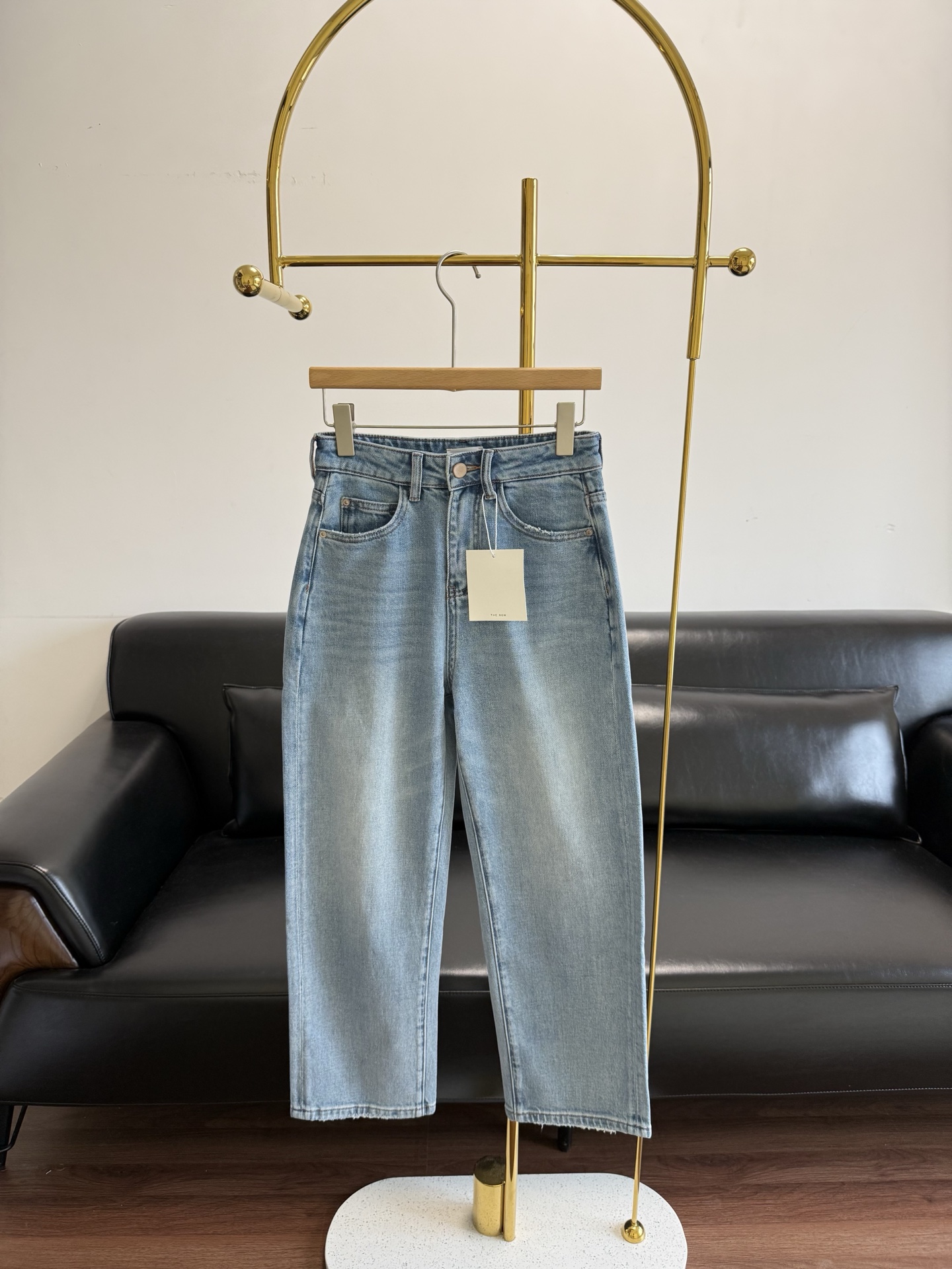 NO:751877,——The row's same style of loose straight regular jeans, loose straight fit!  The high-waisted, straight-leg design hides your muscles and makes you look slimmer. You can clearly hide your pear-shaped figure and O-shaped legs, making you look like a supermodel with long legs in an instant!  Selected Turkish heavyweight denim, low elasticity and comfortable, soft but not collapsed, first-class drape, washed and distressed retro blue, with a taste that wears on, and a high-end texture that directly fills the skin!  Code number s-xxl,,jeans,19860909——The row同款宽松直筒常规款牛仔裤 宽松直筒版型！高腰直筒设计,藏肉显瘦,梨形身材、O型腿全给你藏得明明白白,秒变超模大长腿！精选土尔其重磅牛仔,低弹舒适,软而不塌,垂感一流,洗水做旧的复古蓝,越穿越有味道,高级质感直接拉满！ 码数s-xxl,,jeans,,Women's clothing