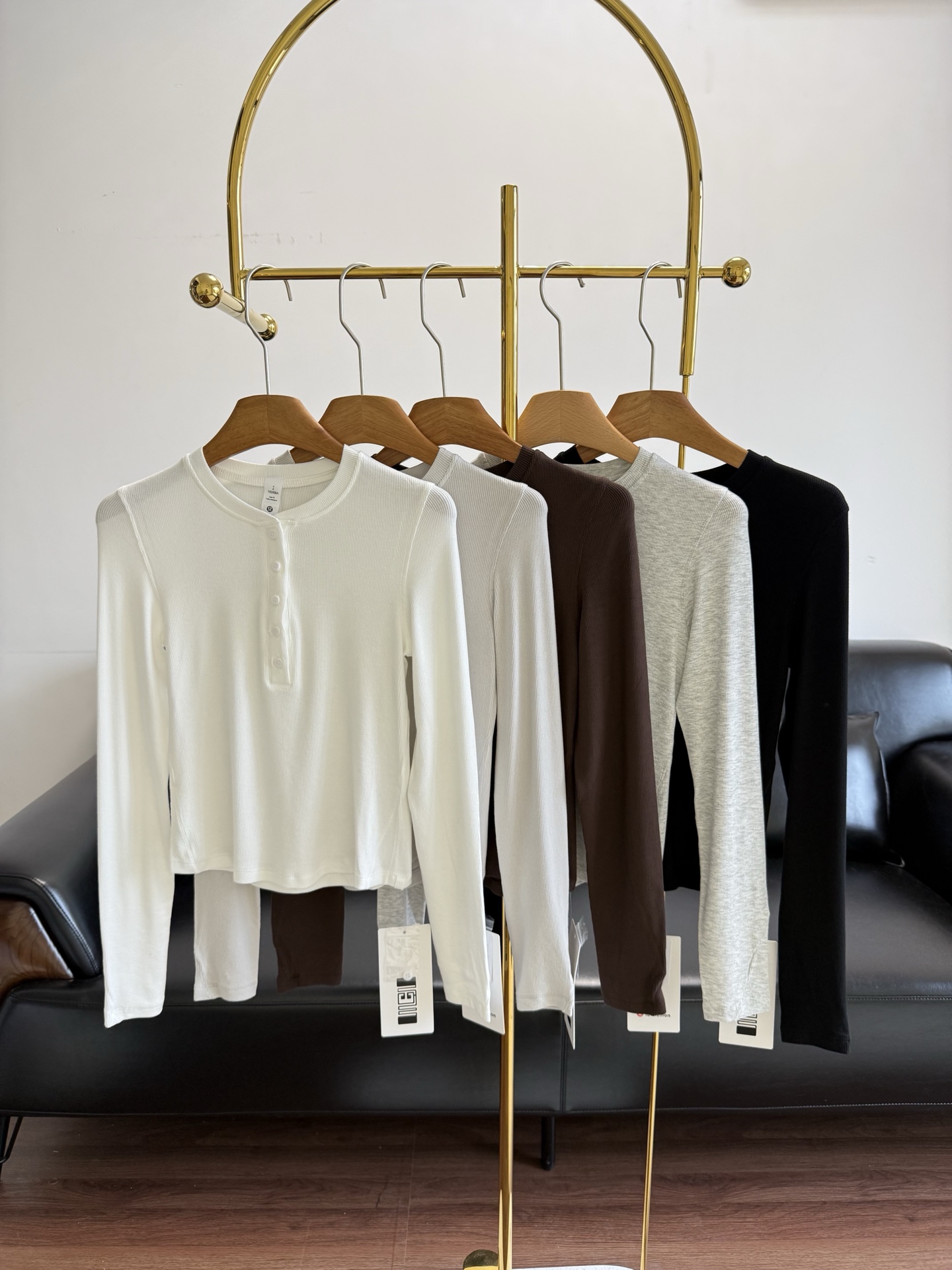 NO:751883,——lulu long-sleeved henley shirt. It has both good looks and comfort. Highly recommended. The threaded fabric feels soft, delicate and elastic. It is easy to put on and take off. It makes you look slimmer!  The right-shoulder version is not flattering on your figure, it is close-fitting but not tight, and is extremely comfortable. The small-breasted collar design allows you to adjust the degree of skin exposure. It can be simple or sexy. It will make you look at least 10 pounds slimmer!  Code number 4 6 8 white brown apricot black gray,,19860909——lulu 亨利衫长袖 颜值与舒适度齐备 疯狂推荐 螺纹面料触感柔软细腻弹力大穿脱方便 巨显瘦！正肩版型不挑身材 贴身而不紧身无敌舒服 小排扣衣领设计随心调节露肤度 可简约可性感 视觉至少显瘦10斤！ 码数4 6 8 白色 棕色 杏色 黑色 灰色,,,Women's clothing