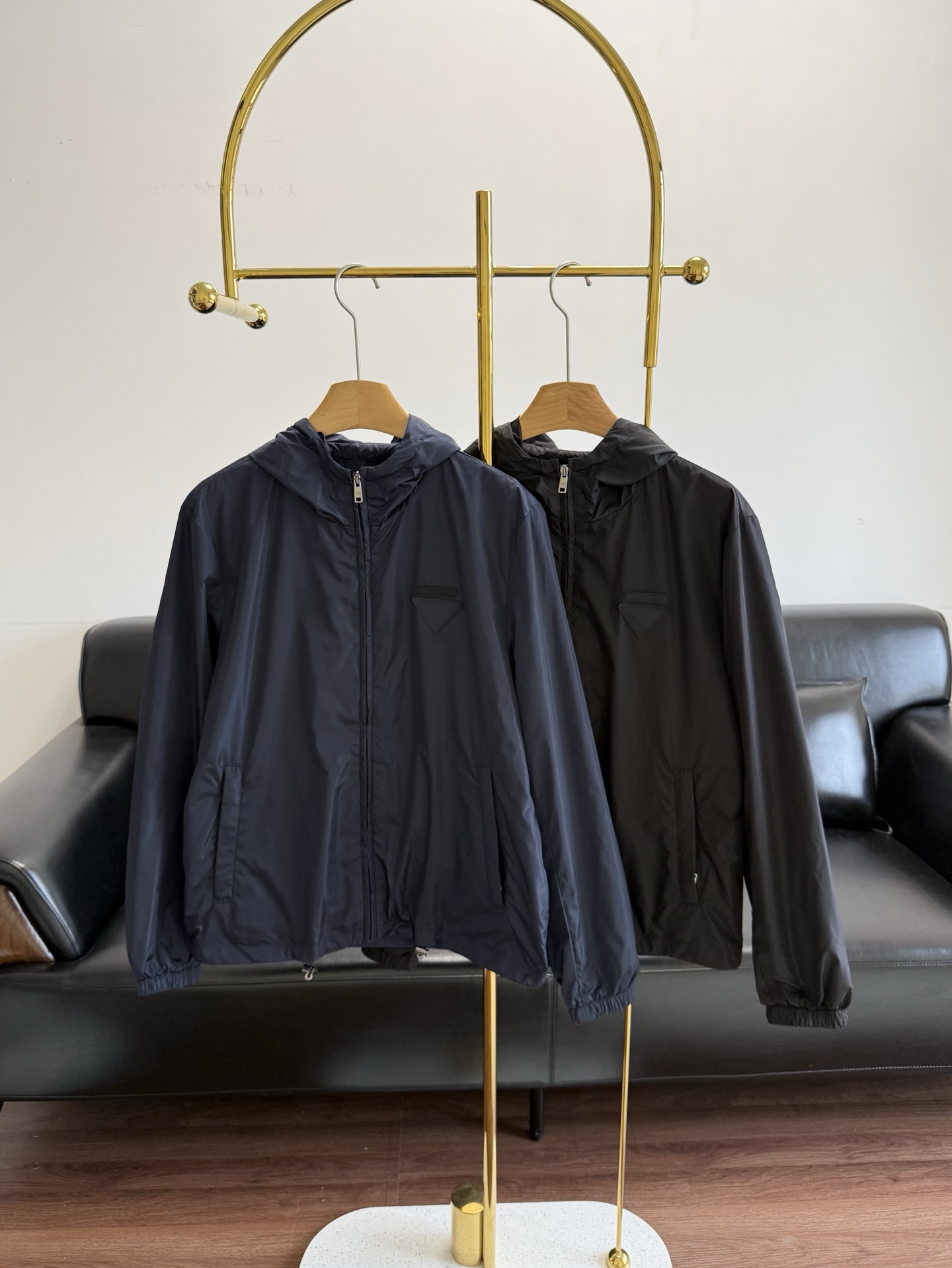 NO:751895,——The same triangle logo hooded jacket from Prada is made of nylon fabric!  A lightweight and practical casual jacket with a refreshing and clean color scheme. It has oblique zipper pockets on both sides, and the cuffs are equipped with Velcro fasteners. The hooded collar makes it more casual!  Create age-reducing sports-style, casual and comfortable items!  Classic is timeless, it’s definitely worth buying!  Code number 48 50 52 54 blue black,,prada,jackets & coats,hats,19860909——Prada同款三角标连帽夹克 采用尼龙面料！轻便实用的休闲夹克,色调清爽干净 两侧斜插拉链口袋装饰,袖口配魔术贴粘扣系带 连帽衣领更显休闲！打造减龄的运动风休闲舒适单品！经典即永恒,入手绝对值的！ 码数48 50 52 54 蓝色 黑色,,prada,jackets & coats,hats,,Women's clothing