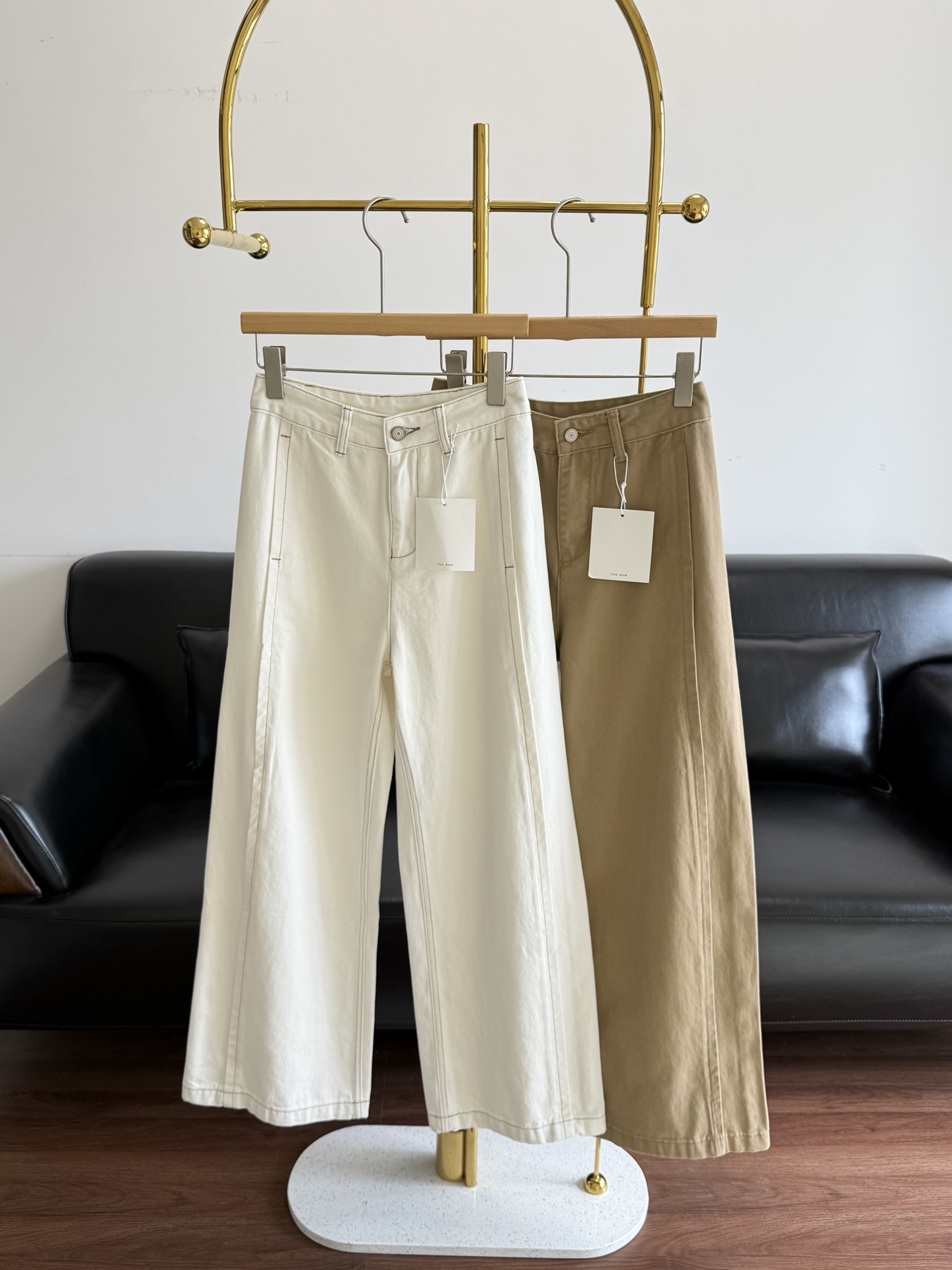 NO:752445,——The row straight wide-leg regular jeans are the ultimate in simplicity~ They are really easy to wear and look high-end. The high-waisted straight design makes your legs look longer~ Made of 100% cotton fabric!  Selected crisp but soft fabrics, full drape, and a neat aura when walking; the classic khaki color does not matter skin color or style, it can be cool or soft, wear it with a shirt for a commuter elite, and with a sweater for a street trendy person. The wide-leg version cleverly modifies the leg shape, accommodates all kinds of body shapes, allowing you to find the perfect balance between comfort and fashion. Instantly full of fashion, and high-quality photos!  Size s-xxl white khaki,,hoodie,sweatshirts,jeans,shirts,19860909——The row 直筒阔腿常规款牛仔裤 穿搭的尽头是极简～ 真的巨好穿巨显高级 高腰直筒设计,显腿长一绝～ 100棉面料！精选挺括却柔软的面料,垂坠感拉满,行走间自带利落气场；经典卡其色不挑肤色与风格,可飒可柔,搭衬衫是通勤精英,配卫衣是街头潮人.阔腿版型巧妙修饰腿型,包容各种身材,让你在舒适与时尚间找到完美平衡.瞬间时髦感拉满,拍照出片率 ！ 码数s-xxl 白色 卡其色,,hoodie,sweatshirts,jeans,shirts,,Women's clothing