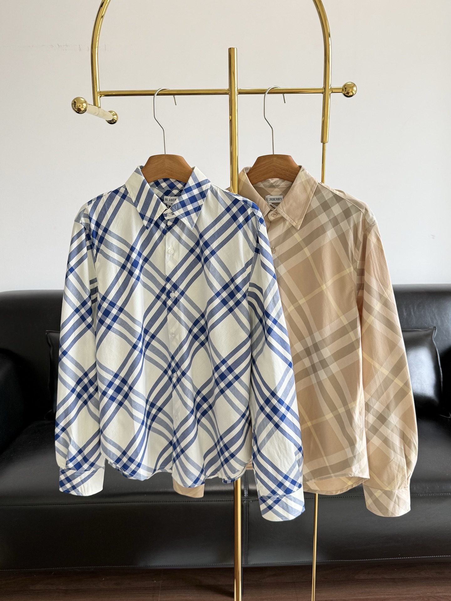 NO:752448,——Burberry's same style plaid shirt is a treasured style in the wardrobe of BUR fans. Especially for loyal BUR fans, this style is a treasure-level product that must not be missed!  !  !  Pure cotton fabric!  This year’s shirt colors are a little fresh!  I can't refuse this high-end blue, it's very white, relaxed, and elegant, it's just amazing. The blue and white color scheme is clean and refreshing!  It looks great when worn alone or layered. It is a top piece with a loose fit. Loose fit ~ Size s-xl. Blue khaki, burberry, shirts,19860909——Burberry同款 格纹衬衣 BUR粉丝的衣橱珍藏款式,尤其是对于忠实的BUR粉来说,此款更是绝对不能错过的珍宝级别产物！！！纯棉面料！今年的衬衫配色有点小清新噢！无法拒绝这个高级蓝,很显白,松弛感,优雅感,简直了.蓝白配色,干净清爽！ 单穿叠穿都好看,松弛感top的一件 宽松版型~ 码数s-xl 蓝色 卡其,,burberry,shirts,,Women's clothing