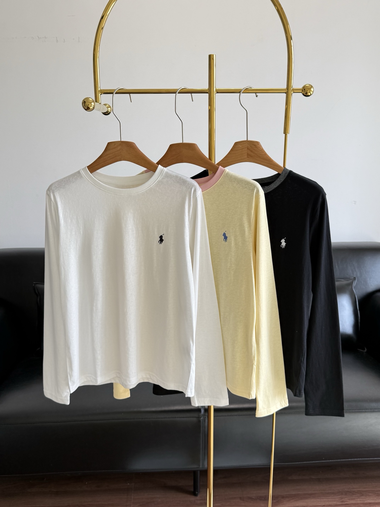 NO:752439,——Ralph Lauren's same logo long-sleeved T-shirt. The new Tencel cotton long-sleeved T-shirt that is just needed for spring and summer is here!  The soft, waxy and breathable Tencel cotton fabric is as comfortable as a cloud against the skin. The contrasting neckline design is very detailed, and the small embroidery on the chest is low-key and high-end. Available in white, black, and cream colors, it is refreshing when worn alone, or layered in a shirt or cardigan for a more layered look. It can be worn for commuting, leisure, and dating, and it can cover your entire spring and summer outfit!  Available in long-sleeved and short-sleeved sizes SML white black yellow, shirts, T-shirt, tees, t-shirt,19860909——拉夫劳伦同款 logo长袖T恤 新款春夏刚需的天丝棉长袖T恤来啦！ 软糯透气的天丝棉面料,贴肤像云朵一样舒服,撞色领口设计超有细节感,胸口小刺绣低调又高级. 白、黑、奶黄三色可选,单穿清爽,叠穿在衬衫、开衫里更有层次感,通勤、休闲、约会都能穿,承包你整个春夏的穿搭！有长袖、短袖款 尺码SML 白色 黑色 黄色,,shirts,T-shirt,tees，t-shirt,,Women's clothing
