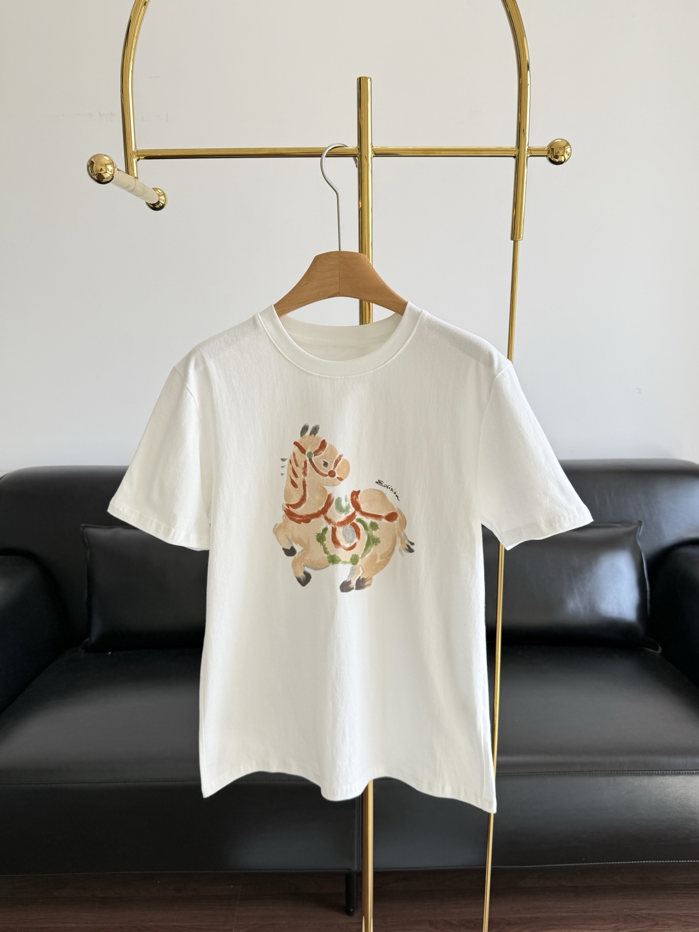 NO:752447,——The limited-edition short-sleeved pony print of the same style is a must-have ritual in the Year of the Horse!  It has cultural implications and is versatile, making it a great gift for home use. The fabric is made of high-count double-strand pure cotton, which is soft and bone-like. The neckline, cuffs and hem are all flat-stitched, with fine and even stitches, flat edges and no abrasion. It is not easy to deform and curl after long-term wear. One-click adaptation for commuting and leisure. Slightly loose design on the shoulders to hide belly fat! Sizes S-M-L, T-shirt,19860909——edition同款小马印花限定短袖 马年必须入手的仪式感！ 既有文化寓意又百搭,自留送礼都超有面 面料采用高支双股纯棉,软而有骨的亲肤体验 领口、袖口及下摆均采用平缝包边处理,针脚细密均匀,边缘平整不磨肤,长期穿着不易变形卷边,通勤休闲一键适配 正肩微宽松设计,藏住拜拜肉和小肚腩! 尺码S-M-L,,T-shirt,,Women's clothing