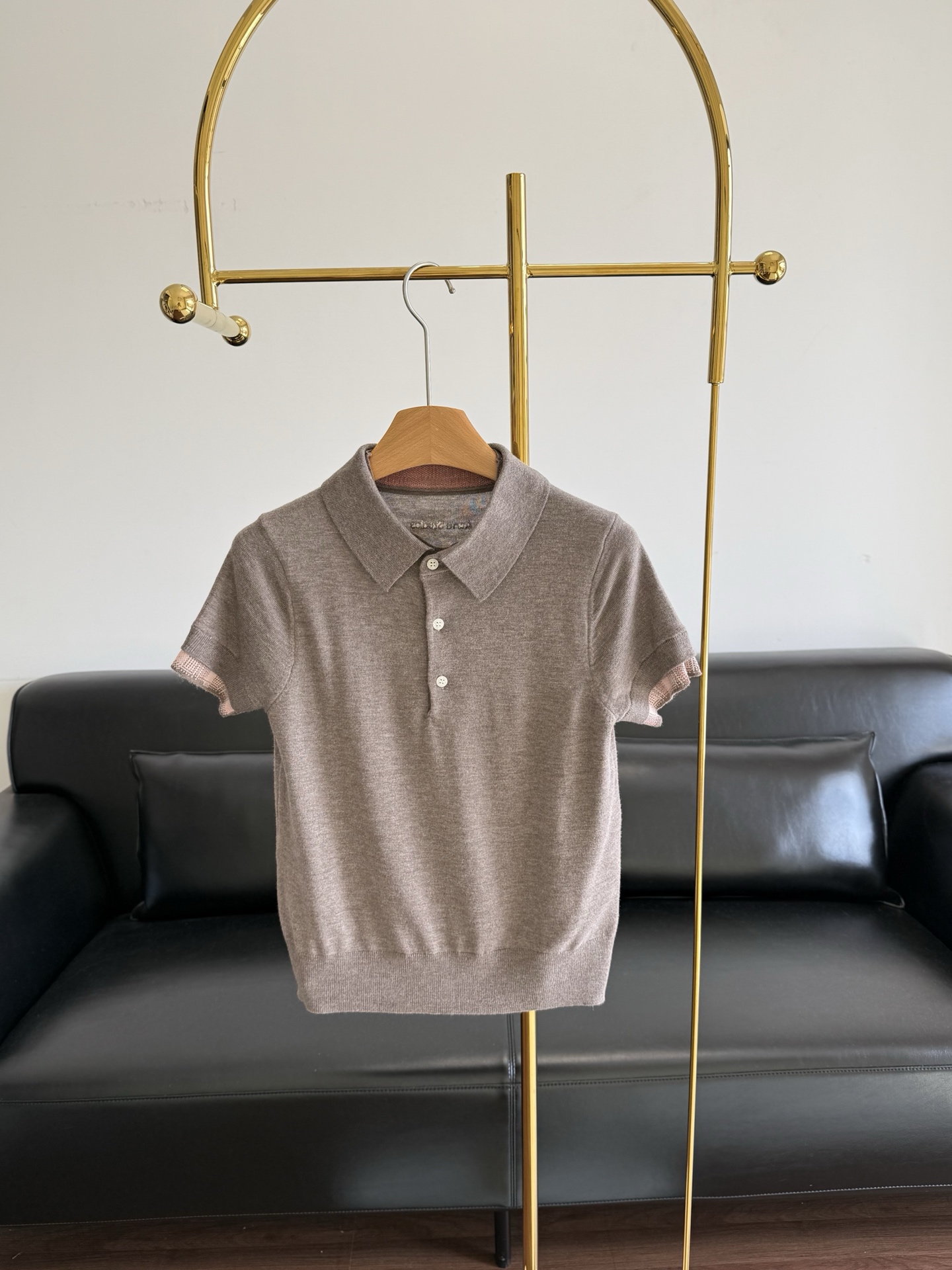 NO:752442,——Acne Studios' new 26Ss early spring fake two-piece polo collar plaid wool knitted short-sleeved top. Classic Polo collar. It combines fake two-piece plaid splicing design to break the monotony. It is made of fine wool knitted fabric, with a soft velvet feel. It is close to the skin and has both warmth and breathability. The slim cut neatly outlines the body shape, and the plaid edging on the cuffs and hem echoes the overall details. It can easily create a relaxed and high-end feeling for daily commuting or casual outings.  Code number sml,,acne studios,dior,T-shirt,19860909——Acne Studios同款26Ss早春新款假两件polo领格纹羊毛针织短袖上衣 经典Polo领 融合假两件格纹拼接设计,打破单调感.选用细腻羊毛针织面料,自带柔和绒感,贴肤穿着兼具保暖性与透气性.修身剪裁利落勾勒身形,袖口与下摆的格纹包边呼应整体细节,日常通勤或休闲出街都能轻松营造松弛高级感. 码数sml,,acne studios,dior,T-shirt,,Women's clothing