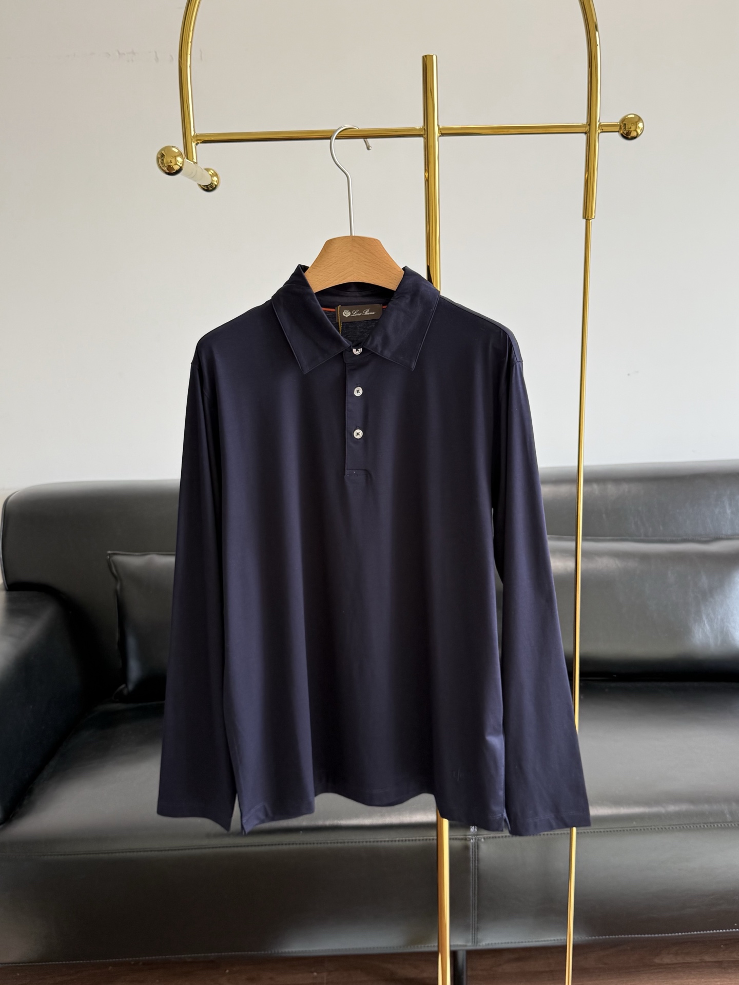 NO:752451,——Men's navy blue mulberry silk long-sleeved polo shirt of the same style as LP. LP men's polo, simple quality!  !  There are very few men this year!  This must be given to family members!  This piece is about elegance, with both workmanship and fabrics made of mulberry silk; the upper body is both simple and tasteful!  Wear it alone or with an inner layer to show off your appearance and class!  Code number m-xxl,,loro piana,19860909——LP同款男士藏青色桑蚕丝长袖polo衫 LP男款polo 简简单单的品质！！ 今年男士特别少！ 这种一定给家属入！ 这件就是主打一个精贵, 桑蚕丝面料做工和面料同时兼得； 上身既有气质简单而又有品位！ 单穿内搭都显颜值和品位！ 码数m-xxl,,loro piana,,Women's clothing