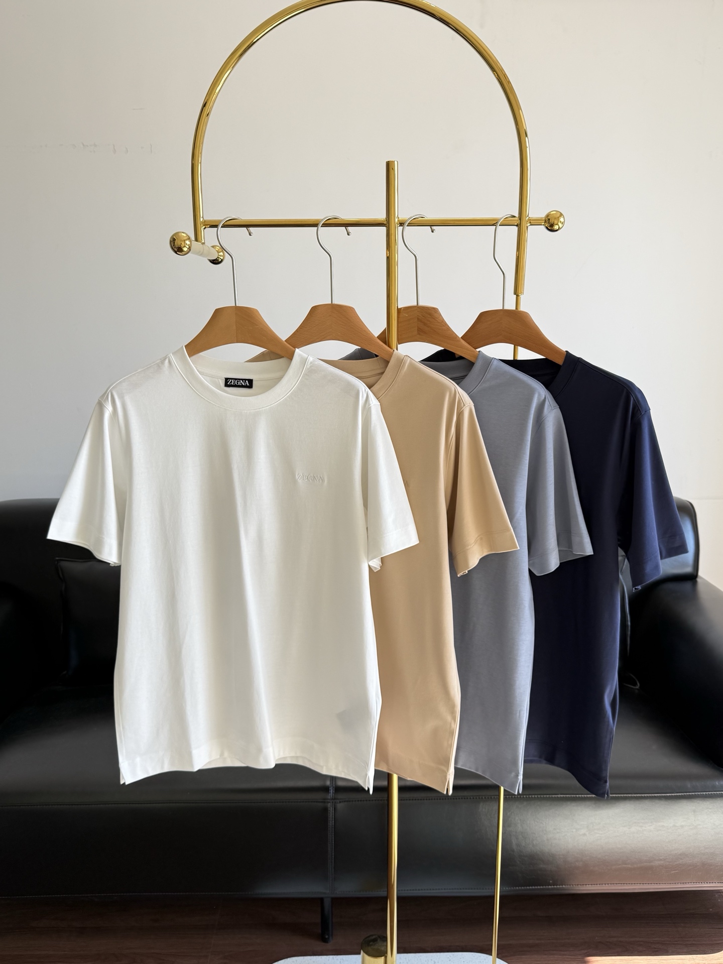 NO:752928,——ZEGNA Same style Zegna round neck short-sleeved T-shirt. This summer’s versatile white T-shirt!  Really pretty!  Cotton is the representative of minimalist style. The three-dimensional hemming is very wide and stylish. The fabric is not awkward at all when it is close to the body. It feels super soft and delicate. The upper body for boys is simple and fashionable!  The tailoring is standard, stretching and comfortable, and movement is unrestricted! It meets the needs of simple style and at the same time, it is practical, high-end and classy! Size m-xxl, white, khaki, dark blue, light blue,,zegna,T-shirt,tees,t-shirt,19860909——ZEGNA 同款杰尼亚圆领短袖T恤 今年夏天的百搭白T！真的好看！ 棉 极简风格的代表 立体包边裁剪 挺阔有型 面料贴身一点都不别扭,手感超柔软细腻,男生上身简单又时髦！ 版型剪裁标准,伸展舒适,运动无拘束! 满足简约的风格上的需求同时,实穿性强,高端大气上档次! 码数m-xxl 白色 卡其 深蓝色 浅蓝色,,zegna,T-shirt,tees，t-shirt,,Women's clothing