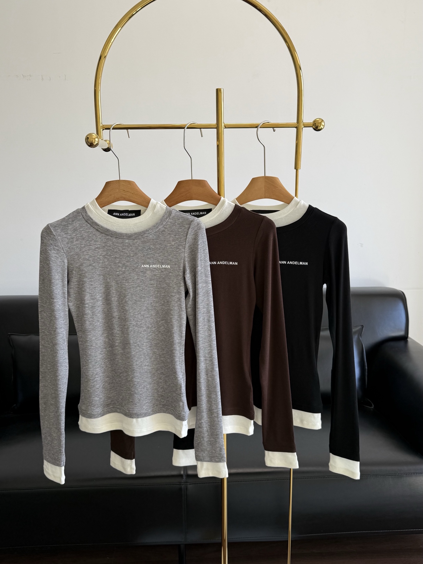 NO:752933,——ANN ANDELMAN Double-collar slim-fit bottoming shirt that can be worn as a long-sleeved T-shirt top. The same style as Qin Lan, a super slim T-shirt with a paper figure on the upper body. Close your eyes!!! Tencel + wool fabric is soft and skin-friendly, moisture-absorbent and breathable, allowing you to enjoy maximum comfort. The addition of spandex enhances the elasticity and resilience of the fabric, allowing the clothing to fit your body and move freely.  Even though your upper body looks ordinary, your figure can be modified in an invincible way, even your flat figure can turn into a slim figure in a second!  !  !  I was amazed!  Size sml gray brown black, tees, t-shirt,19860909——ANN ANDELMAN 双领修身内搭打底衫可外穿长袖t恤上衣 秦岚同款,上身纸片人超显瘦的体恤 给我闭眼入!!! 天丝＋羊毛 面料柔软亲肤,吸湿透气的特性,让您尽享舒适,氨纶的加入增强了面料的弹性与回复力,使衣物贴合身形活动自如. 看着平平无奇上身无敌修饰身材,平板身材也能一秒变s！！！有被惊艳到 ！ 码数sml 灰色 咖色 黑色,,tees，t-shirt,,Women's clothing