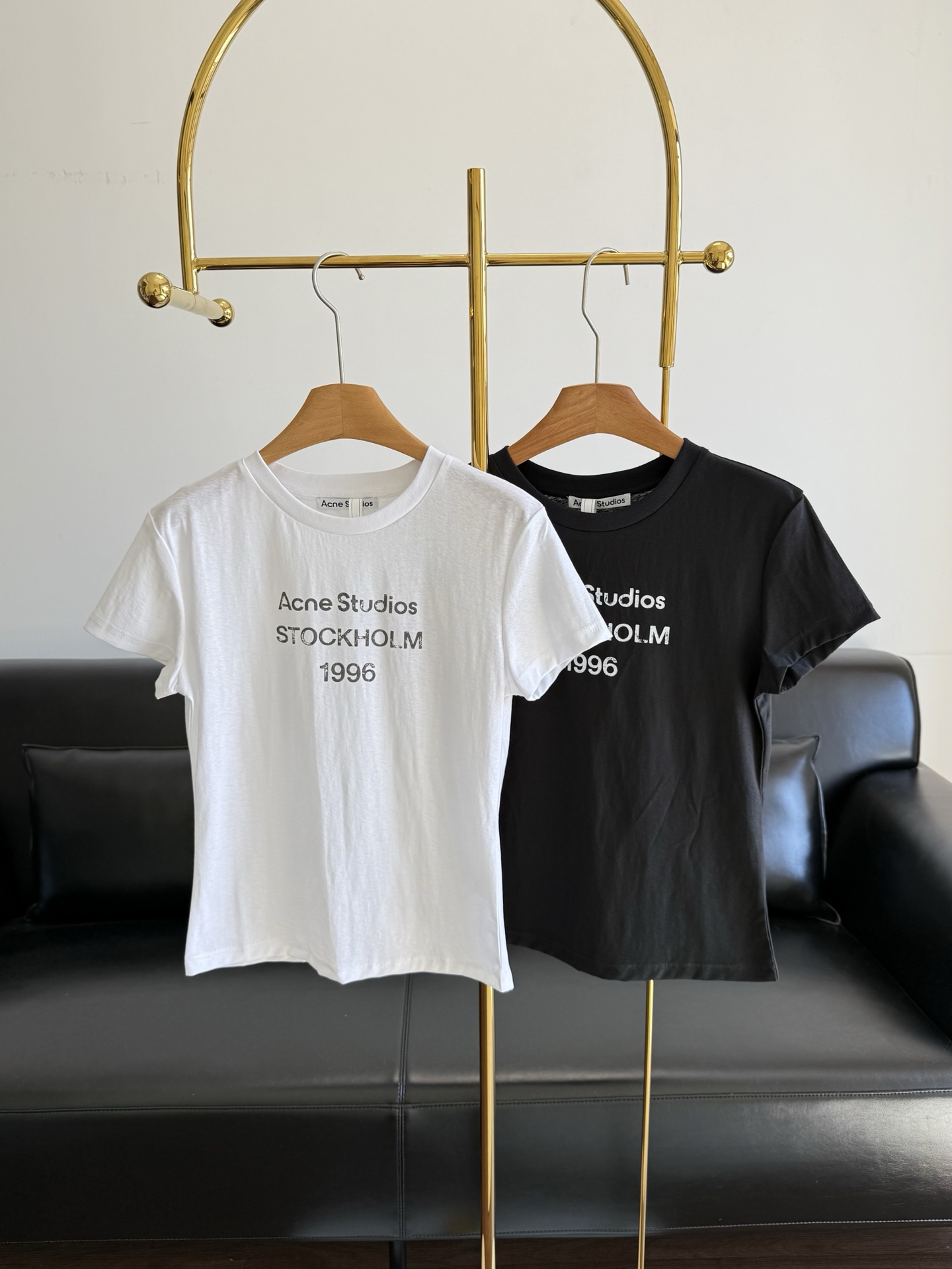 NO:752920,——Acne Studios letter printed short T-shirt The short-sleeved T-shirt that turns heads the most when going out in summer is a clean and neat style!  Slub cotton fabric!  Soft and soft skin-friendly fabric, you won't want to take it off when you put it on!  The color is also basically easy to match, and it looks classy when worn!  Girls who love dressing up will definitely not refuse it! Simple short version!  Simple design, a T-shirt that can be worn alone as an inner layer. Recommended for fried chicken~ Size: sml, white and gray 2 colors, Acne studios, dior, T-shirt, tees, t-shirt,19860909——Acne Studios 字母印花短款T恤 夏天出门回头率蕞高的当属短袖T恤啦,干净的利落风格！ 竹节棉的面料！柔柔软软的亲肤面料,穿上就不想脱下来的感觉！颜色也基础好搭,穿上显气质呢！ 喜爱穿搭的女孩肯定不会拒绝它! 简约短款版型！简简单单的设计,单穿内搭都可以胜任菲常佰搭的一款T恤,炒鸡推荐~ 码数sml 白色 灰色2个色,,acne studios,dior,T-shirt,tees，t-shirt,,Women's clothing