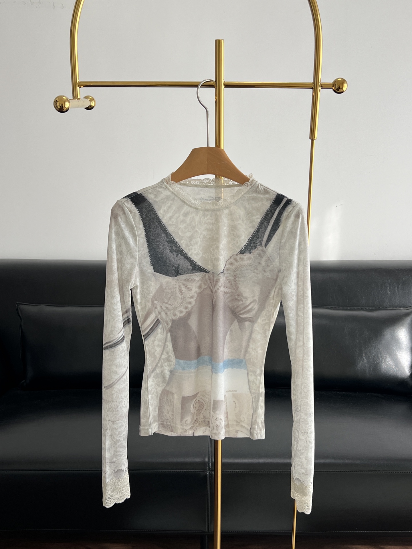 NO:753430,——FORDARE/福die 26 early spring lace underwear layered with a 3D printed bottoming shirt. I found a treasure, my family~ This layered set really touches my heart. It has a sweet and cool feeling that makes you look slimmer and hides flesh. The material is super light and thin. It can be worn as sun protection in summer without being stuffy. It is a perfect must-have for lazy people!  Casual and fashionable sense of relaxation. I am obsessed with details and love the heart embroidery, lace and drawstring design. Every small detail says 'I know how to wear it'. OOOTD ideas Size number sml,,19860909——FORDARE/福蝶26早春蕾丝内衣叠穿3D感印花打底衫 挖到宝了家人们~这套叠穿真的戳中我心巴 甜酷感拉满显瘦又藏肉,料子超级轻薄 夏天当防晒穿也不会闷热 妥妥的懒人穿搭必备太完美！随性又时髦的松弛感.细节控狂喜爱心刺绣,蕾丝花边,抽绳设计,每一处小细节都在说'我很会穿'. OOOTD思路 码数sml,,,Women's clothing