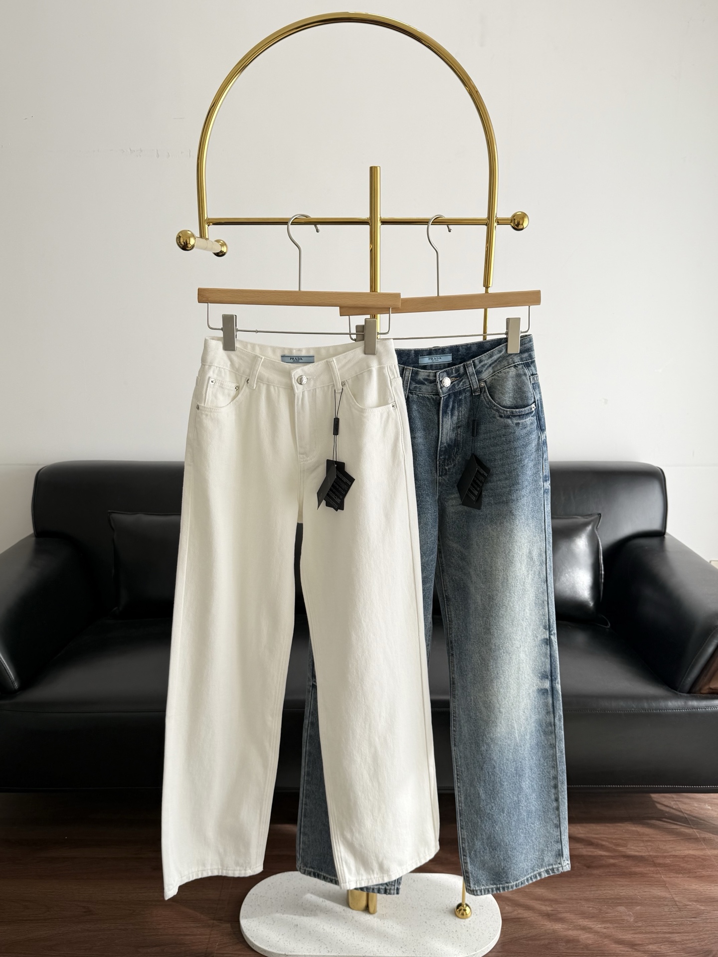 NO:753447,——Prada straight-leg regular jeans. This is a pair of jeans that makes you look slim and satisfying. Sisters who usually have trouble with their leg shape or want to hide their wide hips must arrange a pair~ Made of high-quality denim cotton fabric, it feels soft and delicate, the upper body is very comfortable and skin-friendly, while retaining the muscle and bones of the jeans themselves. The texture technology of imported fabrics is already an advantage!  The color of the wash water is clear and textured, and the upper body is soft and skin-friendly~ The back pocket is decorated with classic inverted triangle letters. The nameplate and genuine leather cross pattern triangle logo are all imported and customized!  The straight fit is so easy to match!  The pants are stacked at the ankles. They look so cool. I love them!  Recommended to buy!  Size sml white blue, prada,jeans,19860909——Prada 直筒常规款牛仔裤 这是一条显瘦让人心满意足的牛仔裤 平时腿型有困扰的姐妹或者想藏住宽胯的身材 必须要安排一条了~ 采用优质的牛仔棉面料制成, 手感柔软细腻上身非常舒适亲肤 同时又保留了牛仔裤本身的筋骨感 进口面料的纹理工艺首先已经是优势了！ 洗水的颜色清透 显质感,上身柔软亲肤~ 后口袋点缀经典字母倒三角 铭牌和真皮十字纹三角标都是进口定制！ 直筒版型超好搭配！裤堆叠在脚踝处的 很有痞帅感 爱了爱了！推荐入手！ 码数sml 白色 蓝色,,prada,jeans,,Women's clothing