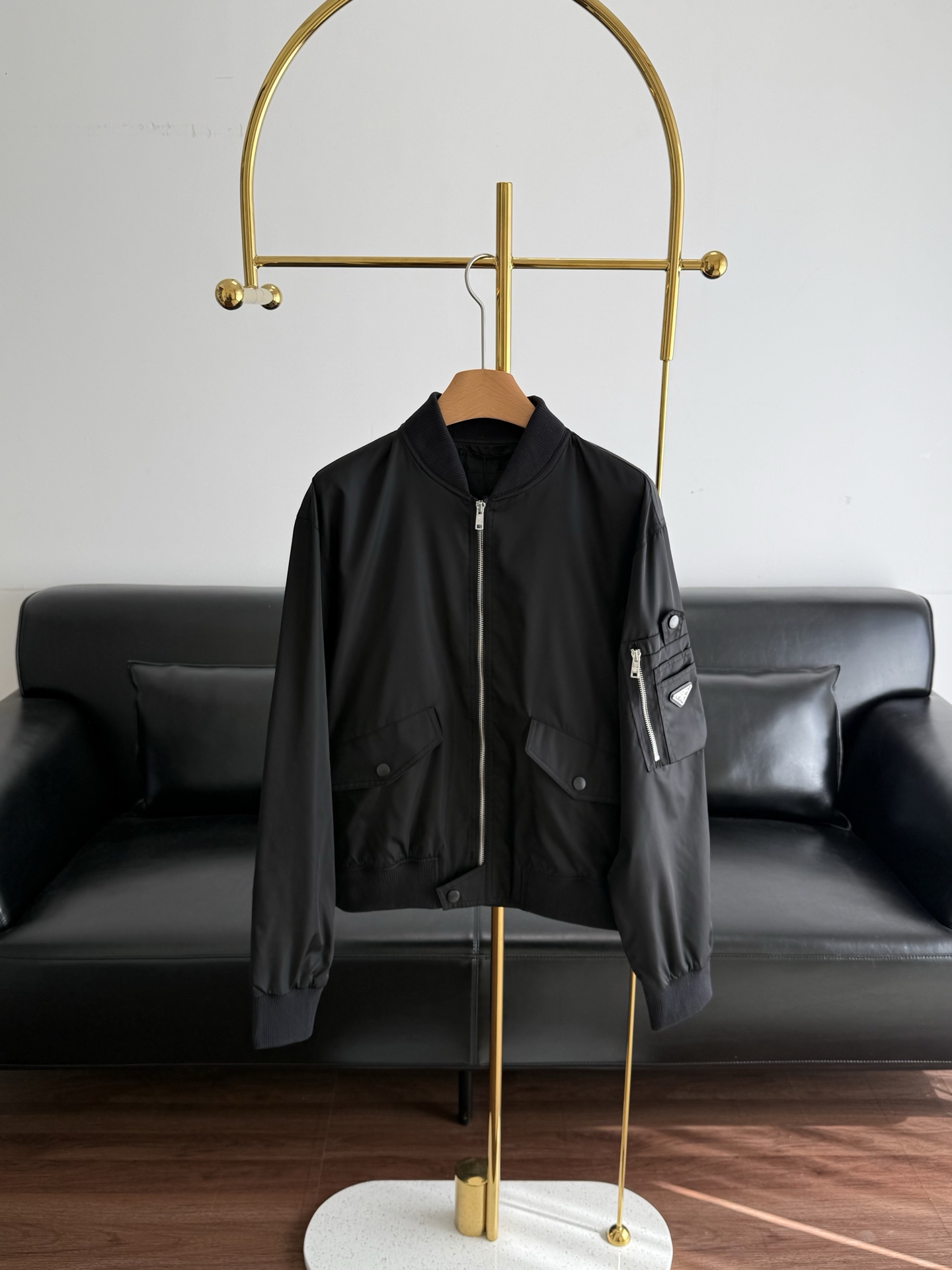 NO:753443,——The same triangle logo jacket from Prada is made of nylon fabric!  Lightweight and practical casual jacket, versatile black, refreshing and clean, with diagonally inserted zipper pockets on both sides, making the style more casual!  Create age-reducing casual and comfortable items!  Classic is timeless, it’s definitely worth buying!  Fashionable and casual, the style is versatile and does not matter any figure, the size is 48 50 52 54,, prada, jackets & coats, jackets & coats,19860909——Prada同款三角标夹克外套 采用尼龙面料！轻便实用的休闲夹克,百搭黑色清爽干净两侧斜插拉链口袋装饰, 款式更显休闲！打造减龄休闲舒适单品！经典即永恒,入手绝对值的！时髦又休闲,版型百搭不挑身材, 码数48 50 52 54,,prada,jackets & coats,jackets & coats,,Women's clothing