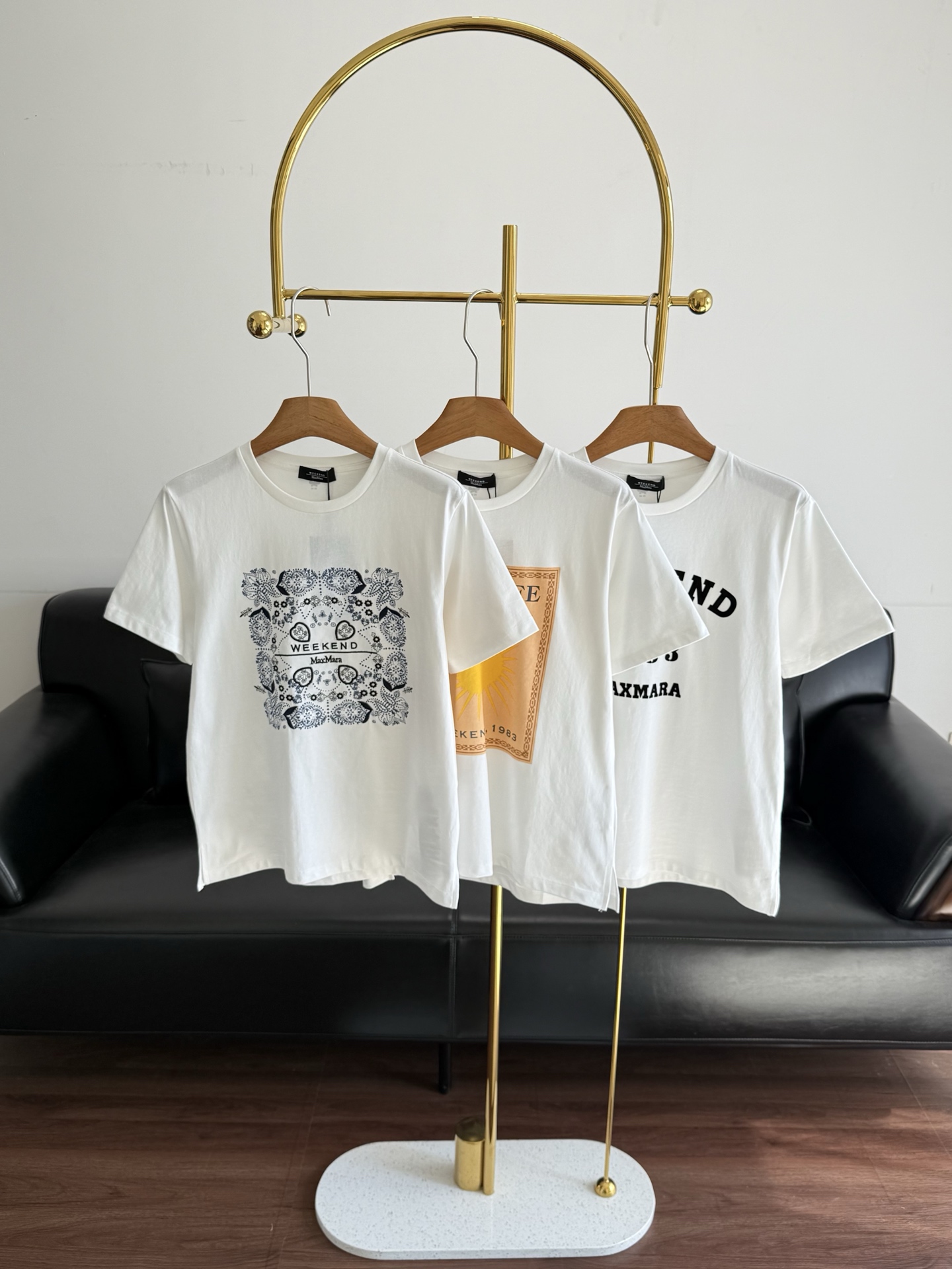 NO:753427,——MaxMara's same 2026 early spring new women's printed knitted short-sleeved T-shirt~ Early spring T!  Wear spring on your body, it’s so beautiful!  As soon as I got it, I was amazed by the iconic high-count cotton fabric. It feels delicate and soft. It sticks to the skin like a cloud. It is breathable and skin-friendly. It will not be stuffy at all in summer!  Moreover, it also has a sense of stiffness and drape, making it super stylish when worn on the body!  What excites me the most is the floral print + embroidery on the body!  The hand-painted brushstroke design is as rich as an art painting!  It's as if the spring flower branches are casually falling on the clothes, breaking the monotony of the basic white T-shirt and letting the whole person exude the breath of spring!  Size S M L Blue Yellow Black,,T-shirt,tees,t-shirt,19860909——MaxMara同款2026早春新品女装印花针织短袖T恤～ 早春T！把春天穿在身上啦 简直美到犯规！ 一拿到手,就被这标志性的高支棉面料惊艳到了触感细腻柔软,贴在皮肤上就像云朵一样,透气又亲肤,夏天穿完全不会闷热！而且,它还兼具挺括感与垂坠感,穿在身上超有型！ 最让我心动的是衣身的花卉印花+绣花！手绘笔触设计,层次丰富得就像一幅艺术画！仿佛把春日花枝随性地落于衣间,打破了基础白T的单调,让整个人都散发着春天的气息！ 尺码 S M L 蓝色 黄色 黑色,,T-shirt,tees，t-shirt,,Women's clothing