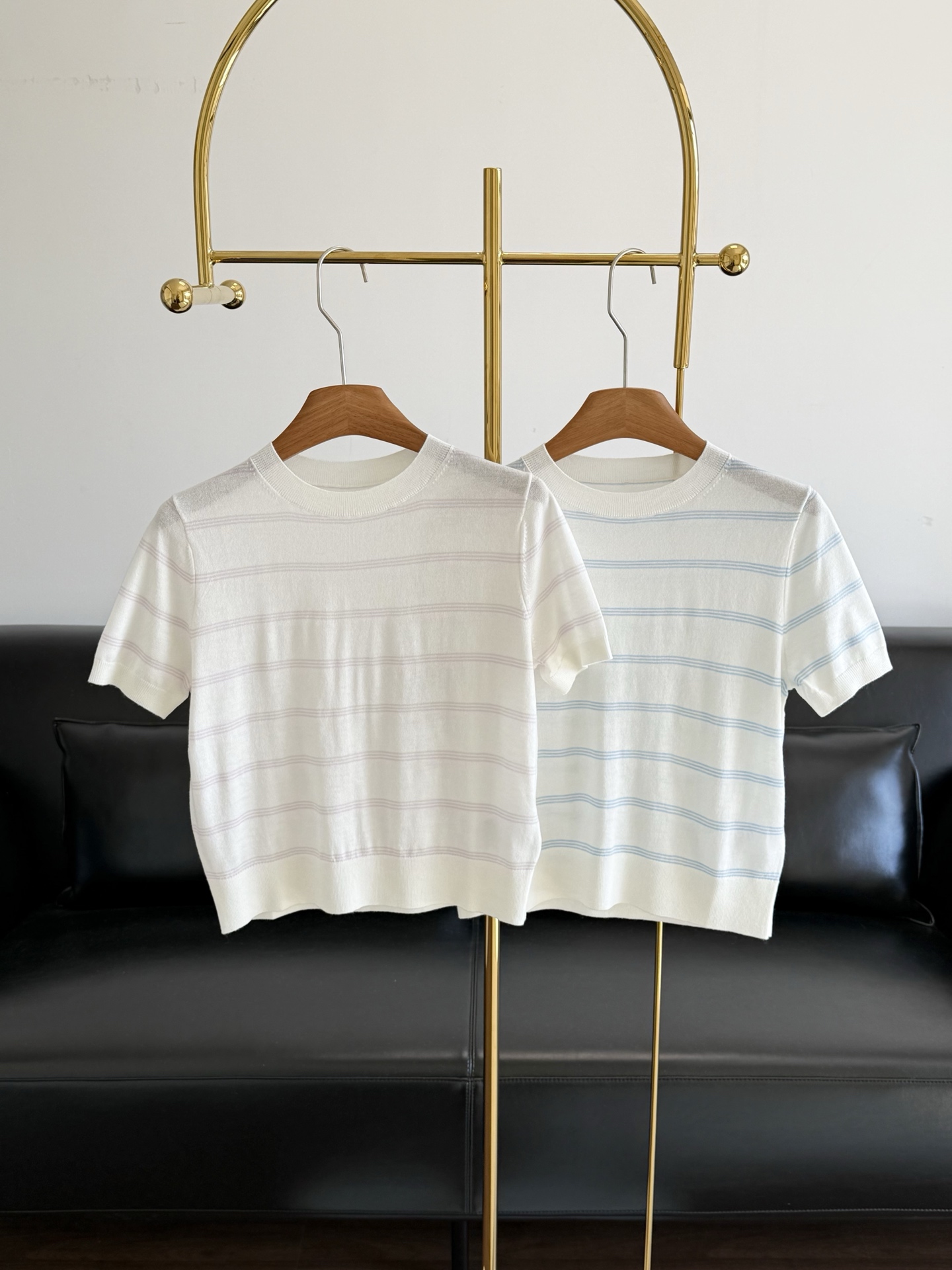 NO:753439,——ERDOS’s new 26 spring striped knitted short-sleeved basic model is awesome in style!  A timeless style!  No matter your age, you can control it!  A must-have for lazy people. Wool and Tencel blended material is soft and very comfortable. Contrast color stripes add a sense of design to the whole. Size sml purple blue, T-shirt,19860909——ERDOS同款26年春季新款条纹针织短袖 基础款牛逼的就是版型！ 永不过时的款！ 不挑年龄 都能驾驭！懒人必入 羊毛天丝混纺材质 柔软度又很舒服  撞色条纹为整体增添设计感, 码数sml 紫色 蓝色,,T-shirt,,Women's clothing