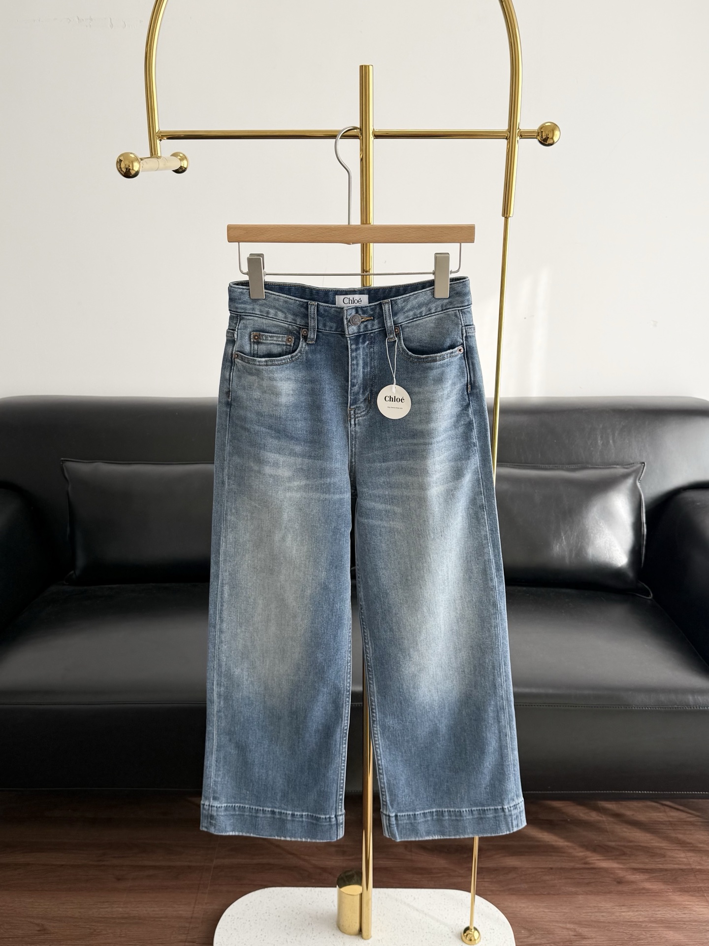 NO:753891,——Chloe's same style of high-waisted nine-point regular straight-leg pants. Made of soft and waxy denim fabric, it is comfortable yet stiff and stylish. It goes great with any top and can be worn in all seasons!  The pants fit perfectly!  It looks good no matter how you wear it, and it has a great sense of accent!  The first choice for fashionable outfits that female fans can’t miss!  If you want to unlock different effects in your daily wear, you can’t go wrong with this one. Size 25-30, chloe, loewe,19860909——Chloe同款高腰九分常规款直筒裤 软糯垂感的牛仔面料,舒适的同时又挺括有型,搭配任何上衣都很赞,四季皆可穿！ 裤型完美！随便怎么穿搭都好看,腔调感爆棚！女粉不可错过的时尚穿搭首选！每日穿搭想解锁不样的效果 选这款错不了 码数25-30,,chloe,loewe,,Women's clothing