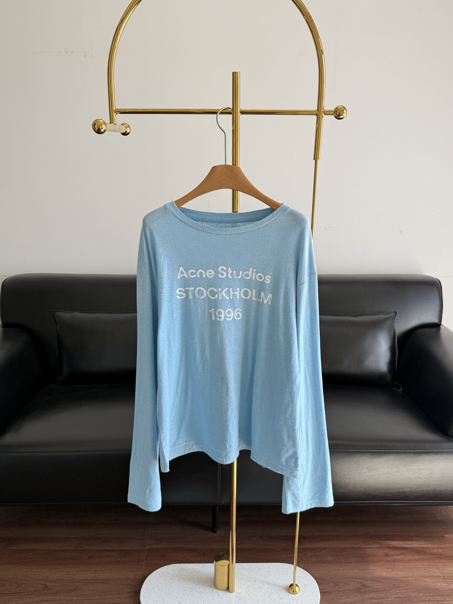 NO:753895,——The same 26 printed long-sleeved T-shirt from Acne Studios. The huge white and eye-catching blue color is highly recommended!  Pure cotton fabric!  The Acne series is really irresistible despite being deeply planted and still having a loose fit! Every piece looks good, casual, relaxed and cool. It is also an indispensable long-sleeved base layer in the wardrobe~ Size sml,,acne studios,dior,tees,t-shirt,19860909——Acne Studios同款26印花长袖T恤 巨显白巨亮眼的蓝色这个强烈推荐！ 纯棉面料！深深种草依旧宽松版型 Acne系列真的无法抵抗!每一件都好好看 随性又松弛还挺酷的 也是衣柜里必不可少的一件长袖打底~ 码数sml,,acne studios,dior,tees，t-shirt,,Women's clothing