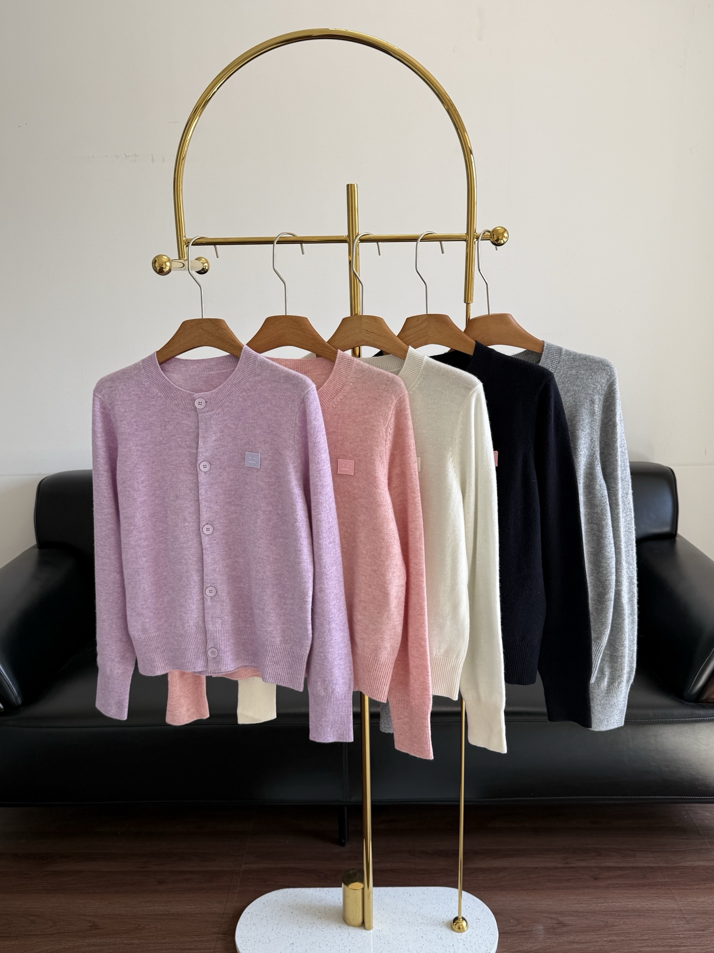 NO:753886,——Same style as Acne Studios Smiley Round Neck Wool Cardigan. This gentle and soft wool cardigan is a must-have!  Multiple colors available, I love every color!  It is recommended to use wool in multiple colors and has great resilience. The high-quality 16-knitting machine imported from Germany is used. The ultra-fine wool yarn fabric is dense and delicate, soft to the touch, and very comfortable next to the body. The fabric feels soft and waxy, and the pure wool sweater is soft and can be worn next to the body. The thickness is so that you can wear it immediately in autumn. The cute expression label on the chest makes the visual not monotonous. The smiling face is made from an imported 10,000-needle embroidery machine!  !  Very three-dimensional!  The buttons are changed according to the color of the clothes ~ very special version design, the barrel body is loose and covers the shoulders, the sleeves and hem are just right three-dimensional cut and shrink, the arc of the neckline is just right, the upper body is beautiful and comfortable, and the natural temperament is suitable for various occasions, it is very textured, and the quality is very good!  A very delicate sweater with a smiley face. It is versatile and practical when worn alone or layered. Highly recommended!  !  Size sml purple pink white black gray,acne studios,dior,19860909——Acne Studios同款 笑脸圆领羊毛开衫 温温柔柔的羊毛开衫,一定冲它！多色可选,每个颜色都好爱！建议多色入 wool羊毛回弹性很棒, 高品质质量采用德国进口16针织机 超细羊毛纱线面料密实细腻,手感柔软,贴身十分舒适~～面料手感柔韧滑糯,纯羊毛针织衫,柔软可以贴身穿的哦,厚度是入秋马上就可以穿起来的 胸口处的可爱表情贴标,视觉不单调,笑脸进口万针刺绣机而成！！非常立体！纽扣都是根据衣服颜色改变~非常特别 版型的设计,桶身宽松遮肉肩部,袖子和下摆却又恰到好处的立体剪裁收缩,领口的弧度都恰到好处,上身又好看又舒服,自然而来的气质感 适合各种场合,很有质感,品质非常赞！ 非常秀气的一款笑脸款针织衫,单穿、叠穿都能百搭又实用,炒级推荐！！ 码数sml 紫色 粉色 白色 黑色 灰色,,acne studios,dior,,Women's clothing