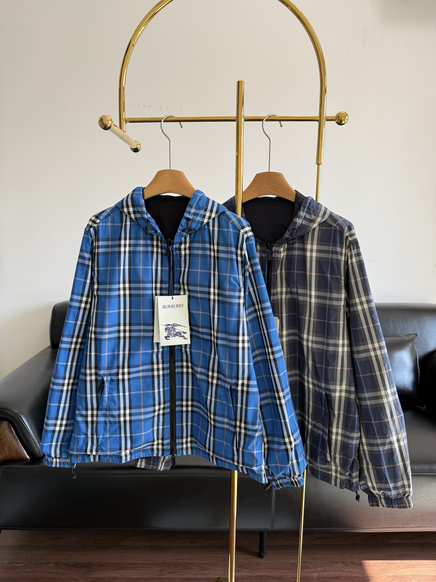 NO:759464,——BURBERRY Plaid Reversible Hooded Lightweight Jacket When classic plaid meets double-sided ingenuity, one piece is worth two pieces of plaid aesthetics, unlocking the freedom to wear in all seasons!  Nylon fabric, the texture is equally amazing!  Paired with a drawstring hood, it presents a casual fit. Reversible style, one side is decorated with Burberry plaid and the other side is a solid color design!  The ultra-classic plaid pattern will never go out of style. It’s simple and old-fashioned. It’s a very wearable item and the style is super stiff. It’s super textured. Hurry up!  Size s-xl blue gray,,burberry,jackets & coats,hats,19860909——BURBERRY 格纹双面两穿连帽轻便外套 当经典格纹遇见双面巧思,一件抵两件的格纹美学,解锁四季穿搭自由！ 尼龙面料,质感同样惊艳！搭配抽绳连帽,呈现休闲版型.双面两穿款式,一面装饰 Burberry 格纹,另一面为纯色设计！超经典的格纹永远不会过时 简单又老钱 很实穿的一个单品版型也超硬挺 超有质感赶紧冲冲冲！ 码数s-xl 蓝色 灰色,,burberry,jackets & coats,hats,,Women's clothing