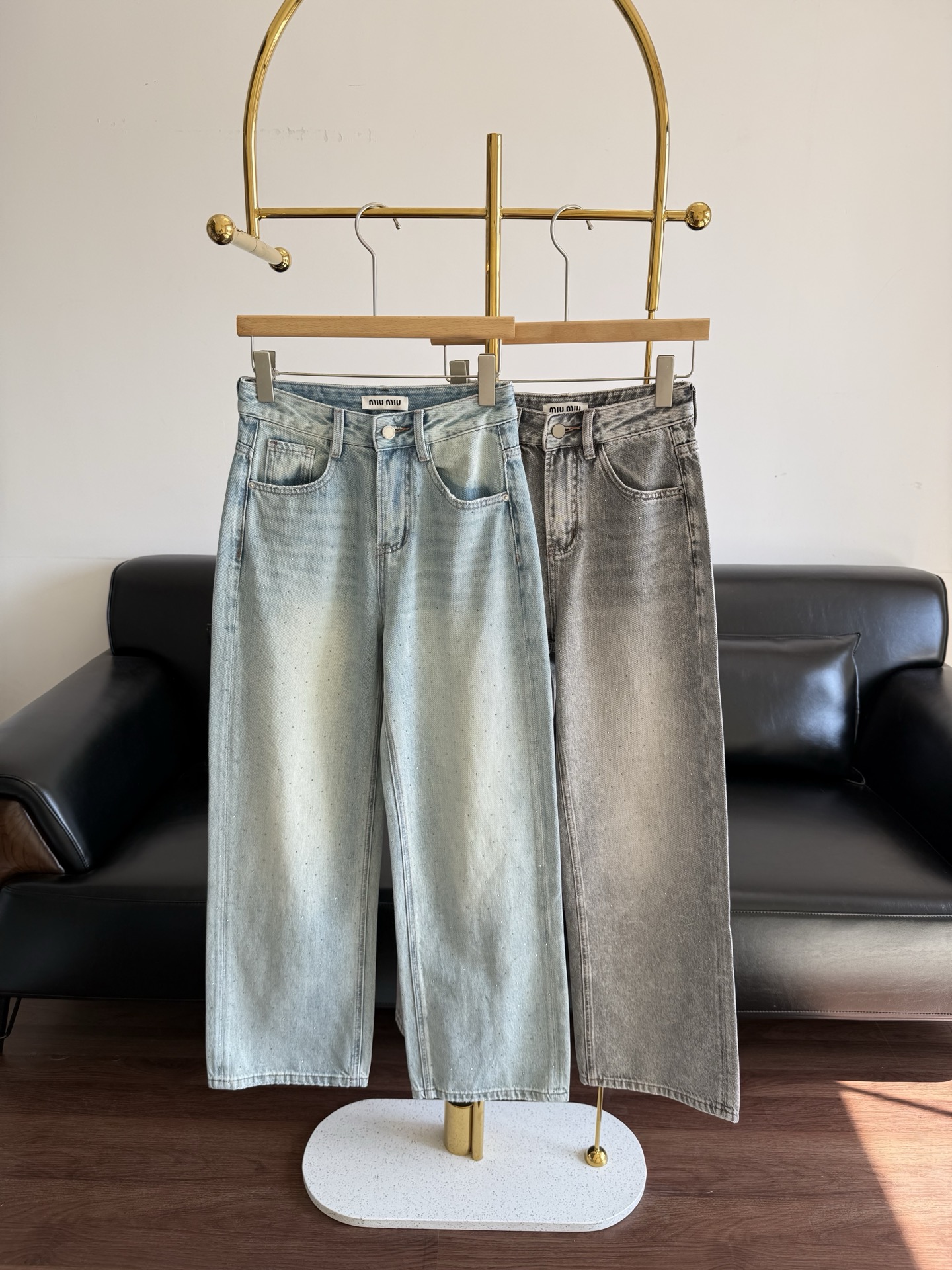 NO:759440,——The same style of miumiu hot-drilled straight-leg regular jeans, with just the right balance of retro nostalgia and modern fashion!  The gypsophila hot-drilling process and the washing water look so far away that it looks like it's shrouded in mist!  The natural mottled texture is like adding highlights to bring a three-dimensional sense of layering!  It’s not just the fabrics that are on point, the accessories are also very particular!  That old-fashioned but not old-looking texture is the key!  The straight leg is slightly wider, the waist and hips are well-fitted, and it’s an artifact of proportion!  It has a certain width and three-dimensional shape, so the pants shape is the leg shape, and it is suitable for all body types. It means that the upper body has no limitations!  Size s-xxl blue gray,,miumiu,jeans,19860909——miumiu同款烫钻直筒常规款牛仔裤 复古怀旧和摩登时髦平衡的恰到好处！满天星烫钻工艺加上洗水离老远看起来是云雾笼罩的感觉！ 自然斑驳肌理,如同加了高光带来立体层次感！ 正点的不只是面料,辅料更是大有讲究的！ 那种做旧但不显旧的质感是关键！ 直筒偏阔,腰臀合身,拉比例神器！ 有一定的挺阔度,立体有型,所以裤型即腿型,所有体型都适配,讲的就是上身没有局限性！ 码数s-xxl 蓝色 灰色,,miumiu,jeans,,Women's clothing