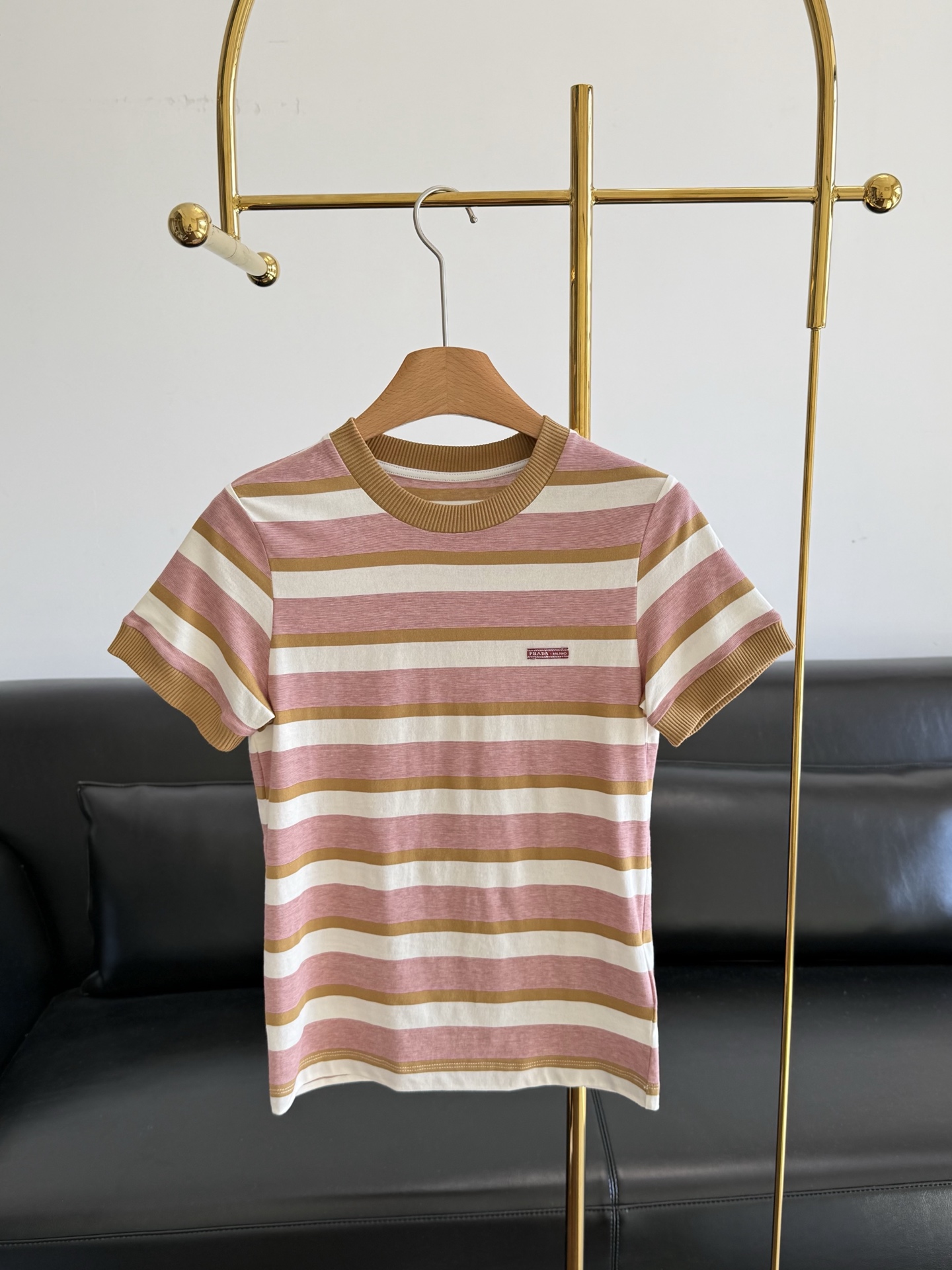 NO:759452,——Prada's same pink and white striped short-sleeved T-shirt. White base with pink and khaki stripes, full of fresh retro style! High-elastic knitted fabric, soft and breathable, super comfortable to wear in spring and summer. Slim-fitting fit, suitable for daily commuting or leisure. It goes well with jeans and skirts, and can easily switch between multiple styles. With Prada logo details, high brand recognition, fashionable and practical, it is a must-have and versatile item in the wardrobe!  Size sml,,prada,skirts,jeans,T-shirt,tees,t-shirt,19860909——Prada同款粉白条纹短袖T恤 白色底配粉色和卡其色条纹,清新复古风满满!高弹针织面料,柔软透气,春夏穿超舒服 .修身版型,贴合身形,日常通勤或休闲都能轻松驾驭.搭配牛仔裤,半身裙都很出彩,轻松切换多种风格.Prada标志细节,品牌辨识度高,时尚实用,是衣橱必备百搭单品! 码数sml,,prada,skirts,jeans,T-shirt,tees，t-shirt,,Women's clothing