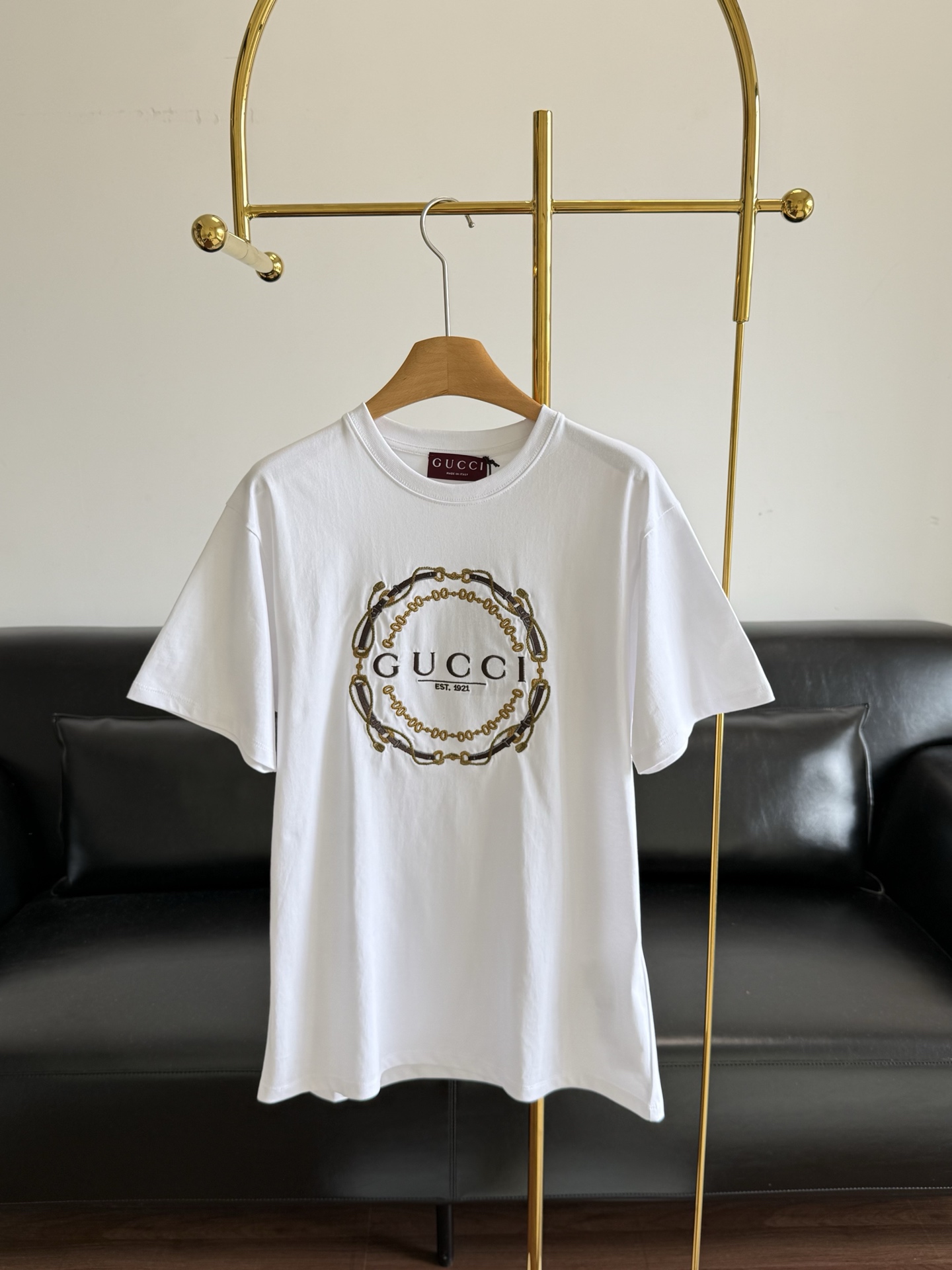 NO:761085,——Gucci horsebit embroidered T-shirt, pure cotton fabric!  Ancient metal chain, simple and highly recognizable! Made of pure cotton, comfortable and breathable, a must-have item in summer. The loose version looks great with a denim skirt or wide-leg pants, and you can easily get a retro fashion feel. It can be easily controlled for daily outings and commuting, low-key and detailed, and the more you look at it, the more texture you get! Sizes: sml, gucci, skirts, tees, t-shirts,19860909——Gucci马衔扣刺绣T恤 纯棉面料！古金属链条,简约又超有辨识度!纯棉材质,穿着舒适透气,夏天必备单品.宽松版型,随便搭牛仔裙or阔腿裤都很出彩,轻松get复古时髦感.日常出街,通勤都能轻松驾驭,低调又有细节,越看越有质感! 码数sml,,gucci,skirts,tees，t-shirt,,Women's clothing