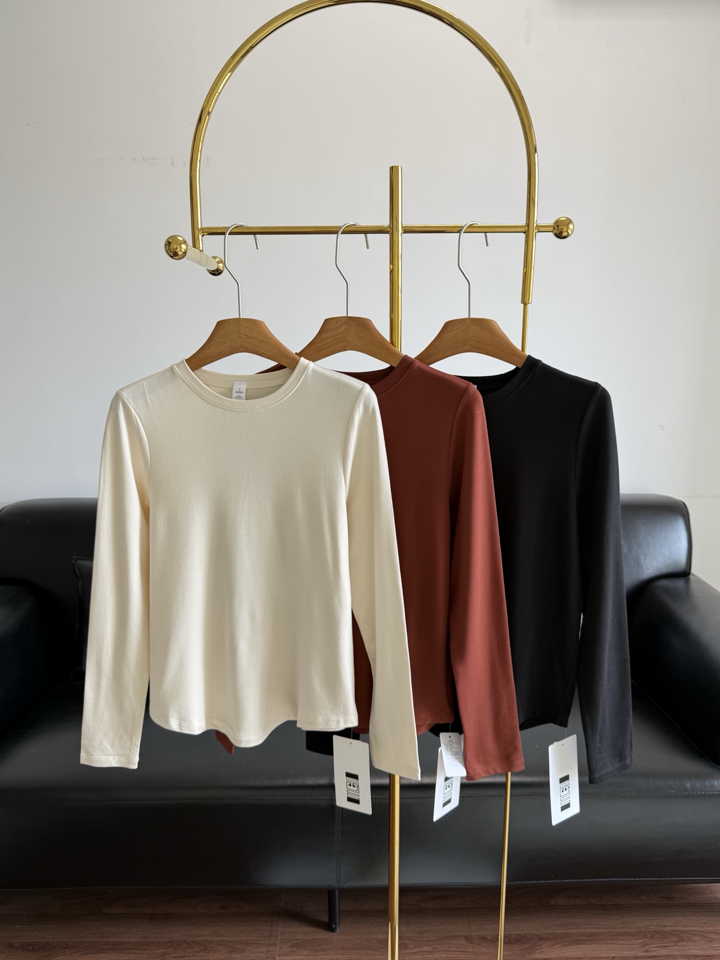 NO:761063,——Lulu’s same style round neck thin velvet long sleeve basic ceiling style!  This set of solid color long-sleeved bottoming shirts is amazing. The cotton fabric and thin velvet have just the right sense of warmth. They can be used for daily sports!  The curved hem + slightly narrowed waist hides the belly in the fabric drape. Viewed from the side, the hip line is naturally lifted, creating an 'hourglass curve' instantly! Size sml apricot red black,,19860909——lulu同款圆领薄绒长袖 基础款天花板！这组纯色长袖打底衫太绝,棉面料加薄绒恰到好处的暖感,日常运动皆可！弧形下摆+微微收腰,把小肚腩藏进面料垂坠里,侧面看,臀线被自然托起,瞬间打造“沙漏曲线！ 码数sml 杏色 红色 黑色,,,Women's clothing