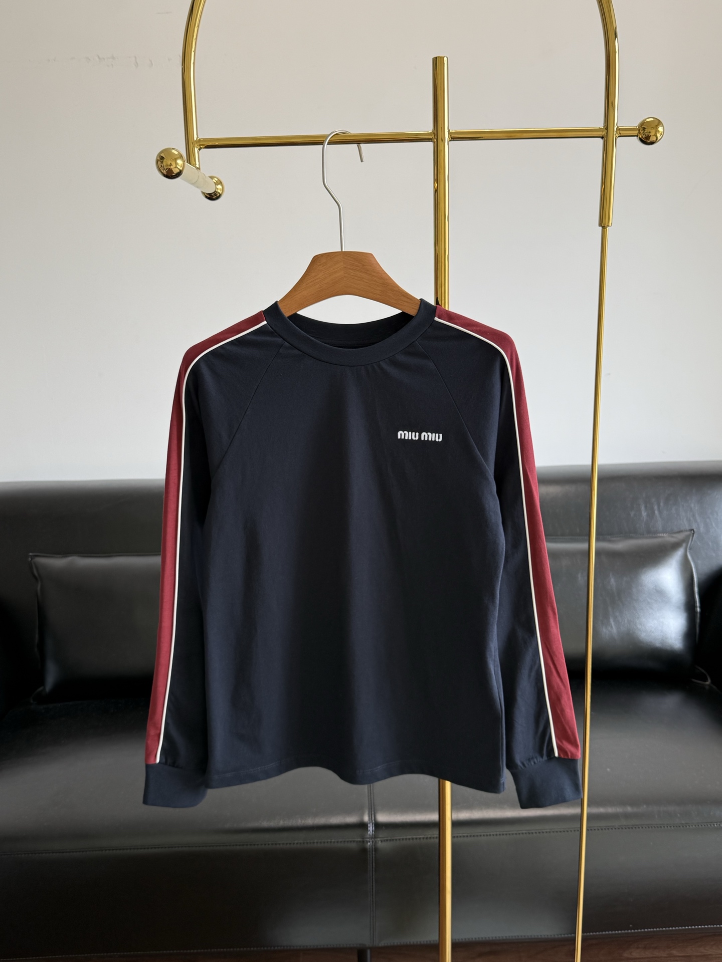 NO:761073,——Miu Miu's same letter raglan long sleeve. The retro sports style is so annoying to me. Who knows~ This Miu Miu long sleeve really brings out the retro sporty feeling. The navy blue background has a high-end feel, low-key and white. It can be worn for daily commuting and casual outings. The raglan sleeve design + red and white contrasting stripes on the side, full of details, and a small miu on the chest  The miu letter logo is exquisite and unobtrusive. It has the casual feel of a wealthy daughter, gentle and a little cool. The fabric is soft and waxy, and it is super comfortable to wear next to the body. It looks good when worn alone or layered. It goes great with jeans and pleated skirts. It is just right for early autumn, lazy and fashionable, and the atmosphere directly fills the yardage. sml,,miumiu,skirts,jeans,19860909——Miu Miu同款字母插肩袖长袖 复古运动风太戳我了谁懂~这件Miu Miu长袖真的把复古运动感拉满 藏青底色自带高级感,低调又显白,日常通勤,休闲出街都能穿. 插肩袖设计+侧边红白撞色条纹,细节感拉满,胸口小小的miu miu字母logo,精致又不张扬,完全是富家千金休闲感,温柔又带点酷劲儿.面料软软糯糯的,贴身穿超舒服, 单穿叠穿都好看,配牛仔裤,百褶裙都很绝,早秋穿刚刚好,慵懒又时髦,氛围感直接拉满 码数sml,,miumiu,skirts,jeans,,Women's clothing