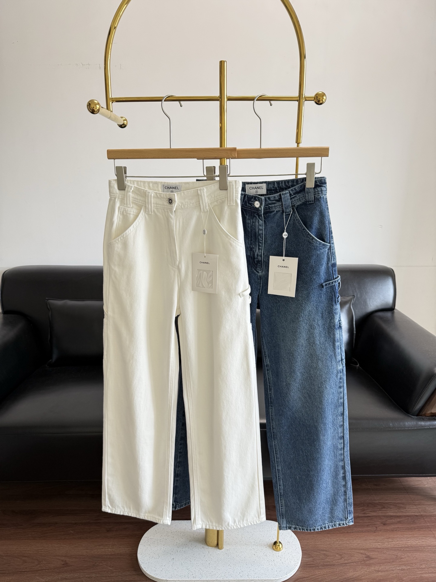 NO:761044,——Xiaoxiang's same straight-leg regular jeans are made of pure cotton fabric. The upper body is a real leg-smart girl. The texture of the pants is really unique to the straight-leg pants. The length of the pants is just right, stretching the leg lines and creating neat long legs!  Extremely slim, elegant and sassy, ​​it can be easily worn with various tops every day to look like a fashionista without being picky about your leg shape. It can be worn by any body type!  Whoever wears it has thin, straight and long legs!  It’s really easy to wear and it’s very photogenic!  Code number sml white blue,,jeans,19860909——小香同款直筒常规款牛仔裤 纯棉面料,上身就是名副其实的腿精女孩,裤型质感真的绝了直筒裤型 恰好的裤长 拉伸腿部线条 营造利落大长腿！巨显瘦 又A又飒日常搭配各种上衣都能轻松穿出时尚达人感不挑腿型 什么身材通通可以穿！谁穿谁是细直大长腿！ 真的好穿到不行 而且出镜率很高！ 码数sml 白色 蓝色,,jeans,,Women's clothing