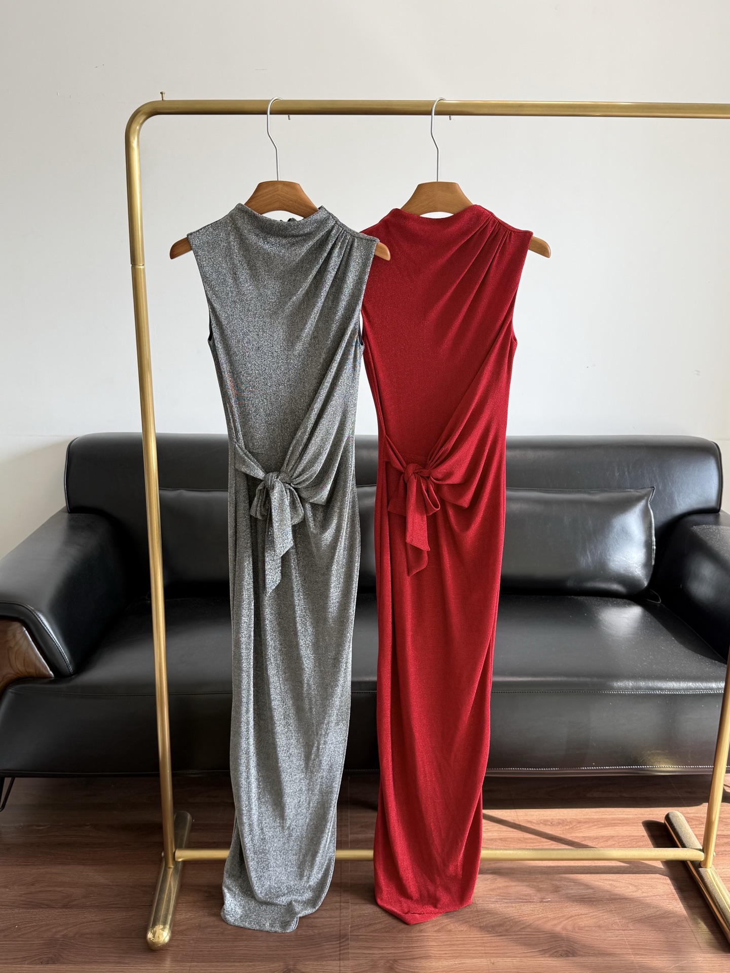 NO:761053,——DVF 2026 new early spring light dress, half turtleneck solid color dress. The skirt is relatively long, please be careful with babies who are less than 160cm in height. Pleats and knotted elements fit the body shape to outline a graceful figure. Soft and elastic, 360 degrees slimming the upper body, giving you a small waist in one second. It has a sense of gloss and is comfortable to wear and shows texture. Gilt red + metallic gray, warm, bright and gorgeous, with a perfect sense of sophistication and atmosphere. It is not limited to vacations and cocktail parties.  It can be worn as a daily layering jacket for appointments or commuting. Size sml gray red, skirts, jackets & coats,19860909——DVF 2026早春新款轻礼服半高领纯色连衣裙 裙子比较长身高低于160cm的宝宝慎拍哈 褶皱与打结元素贴合身形勾勒曼妙身形 柔软有弹力360度显瘦 上身一秒拥有小蛮腰 自带光泽感穿着舒适又显质感 鎏金红+金属灰 热烈鲜艳又具华丽感 精致感和氛围都拿捏到位 不止局限于度假出游和酒会party 日常叠加外套赴约或者通勤均可 码数sml 灰色 红色,,skirts,jackets & coats,,Women's clothing