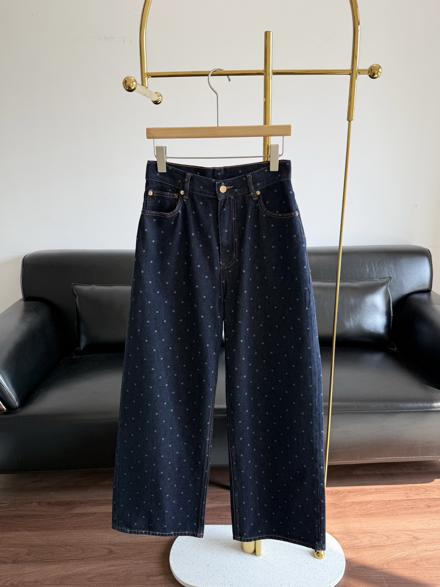 NO:762279,——IMMI's same style polka-dot jacquard regular wide-leg pants made of pure cotton!  This is a pair of high-waisted wide-leg jeans full of retro atmosphere. It combines classic polka dot elements with a loose fit. It is retro and playful, fashionable and practical. It is made of dark indigo washed denim fabric. The texture is crisp and not easy to deform. The card holder design on the back waist, the super personalized upper body is very fashionable. Recommended!  Code number sml,,jeans,19860909——IMMI 同款波点提花常规款阔腿裤 纯棉面料！这是一条充满复古氛围的高腰阔腿牛仔裤,将经典波点元素与宽松版型结合 复古又俏皮,兼具时髦感与实穿性,采用深靛蓝水洗牛仔面料 质感挺括不易变形 后腰卡包设计,超有个性的整体上身非常时髦推荐！ 码数sml,,jeans,,Women's clothing