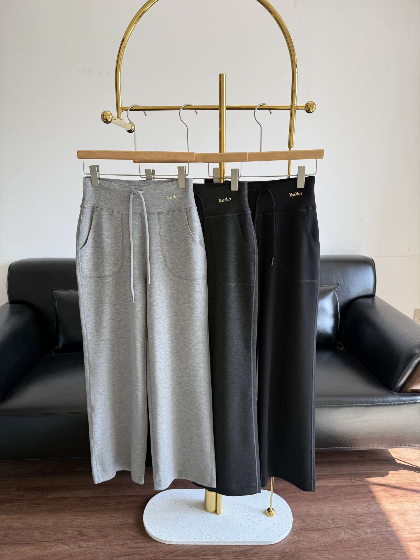 NO:762277,——MaxMara high-waisted wide-leg yoga casual pants, custom-made elastic modal sand-washed air-layer fabric, high-waisted and small straight design, not only slimming, but also easy to wear long and straight, elongating the body proportions, fashionable and high-end, full of temperament; The trouser leg has a margin, no matter what leg shape is digested, it is very tolerant, the legs are modified to be straight and slender, covering the flesh and looking thin, and comfortable to wear without restraint; One pants can be worn multiple times, can be used for sports, yoga, leisure, and fashion; Size m l  xl light gray dark gray black,,19860909——MaxMara 高腰阔腿瑜伽休闲裤, 定制弹力莫代尔砂洗空气层面料,高腰小直筒设计,不仅显瘦,还可以轻松穿出大长直,拉长身材比例,时尚高端,气质感满满； 裤管有余量,无论什么腿形都能消化,包容性很强,把腿部修饰得笔直而纤长,遮肉又显瘦,穿着自在无束缚；一裤多穿,可运动、瑜伽,休闲、时装； 码数m l xl 浅灰 深灰 黑色,,,Women's clothing