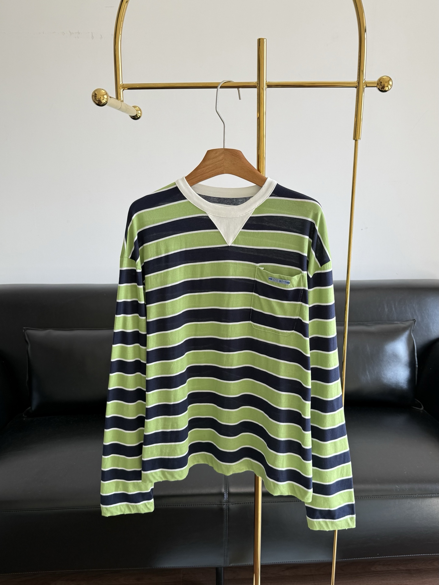 NO:762273,——The same striped long-sleeved T-shirt from Prada. I really love stripes this year!  Pure cotton fabric!  Casual and fashionable, it looks like a heroine in a Korean drama! The overall color is rich~ The 'relaxation vs' comfort' can be directly won! It is an ootd that is easy to wear for daily outings and not boring! The sense of fashion is instantly full, and the details are exquisite. The size is sml, prada, tees, t-shirt,19860909——Prada同款条纹长袖T恤 今年真的太爱条纹了！纯棉面料！随性又时髦 穿出韩剧女主感觉!整体颜色丰富～ 松弛感'vs'舒适度'直接拿下!属于日常出街好穿又不无聊的ootd了！时尚感瞬间拉满,细节里都是精致感 码数sml,,prada,tees，t-shirt,,Women's clothing