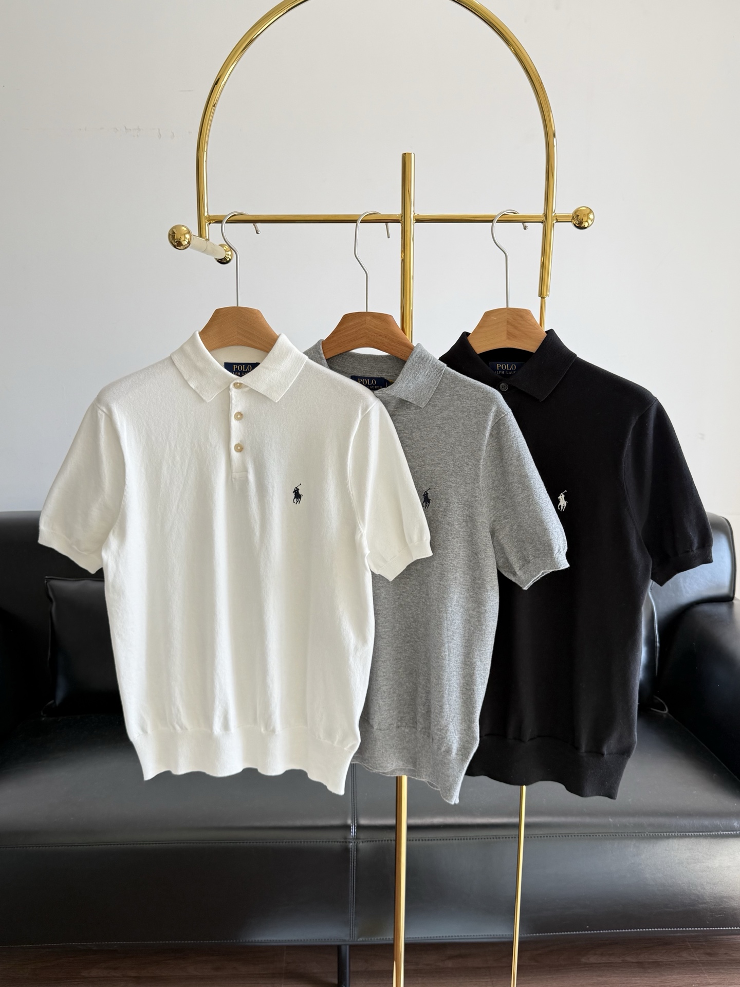 NO:762269,——Ralph Lauren/Ralph Lauren men’s POLO knitted short-sleeves are really beautiful in person!  This is a must buy!  The main focus is on a high-looking product that can be worn directly! Pure cotton knitting!  The upper body looks good! How comfortable is it?  The pony embroidery on the chest is very recognizable. The two-button design is simple and exquisite. The slim fit can be easily used for business, leisure or daily use. Size s-xl, white, gray, black, loro piana, T-shirt,19860909——Ralph Lauren/拉夫劳伦男款 POLO针织短袖 实物真的美好！这件必买的！ 主打一个高颜值直接入! 纯棉的针织！上身好看! 怎么舒服怎么来！ 胸前小马刺绣超有辨识度,两粒扣设计简约又精致 修身版型,商务休闲或日常都能轻松驾驭, 码数s-xl 白色 灰色 黑色,,loro piana,T-shirt,,Women's clothing