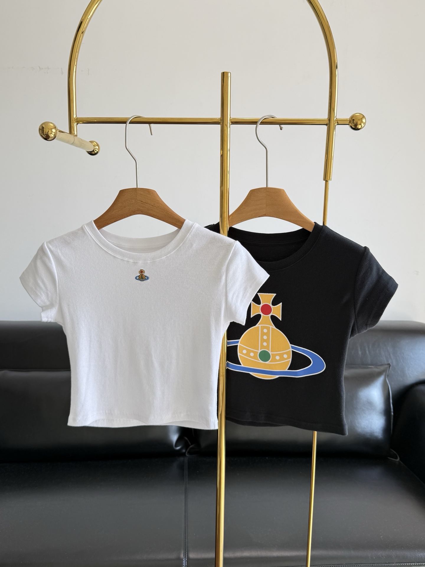 NO:762266,——The Queen Mother's embroidered printed T-shirt has a well-fitting shape, but has no sense of restraint on the upper body!  It can very well modify your body shape, cover up flesh and make you look slimmer!  Made of cotton, it feels soft and comfortable, the upper body is tall and wide, and the shape is perfect!  The Saturn embroidery on the chest is eye-catching and highly recognizable!  The thoughtful and provocative wide-brimmed shoulder strap design effectively lengthens the shoulder line. The overall workmanship and routing are also very detailed!  The collar and cuffs are spliced ​​with threads, which are wear-resistant, washable and not easily deformed. Size SML, black and white, 2 colors, tees, t-shirt,19860909——西太后 刺绣印花T恤 版型是合身的,但上身毫无束缚感！能够很好的修饰身型遮肉显瘦！ 采用莼棉的料子,手感柔软舒适,上身挺阔度好 版型敲好！ 胸前的土星刺绣,吸睛又极具辨识度！心机又撩人的宽边肩带设计,有效拉长肩线.整体做工走线也是非常细致！领子和袖口都是拼接的螺纹,耐磨耐洗且不易变形 码数sml 黑色 白色2个色,,tees，t-shirt,,Women's clothing