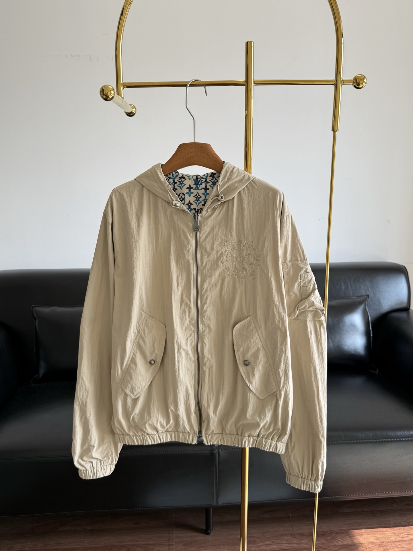 NO:762280,——LV’s new double-sided presbyopic hooded jacket｜Full of high-end feel. Today I’m sharing a handsome and fashionable LV jacket in early spring. It’s made of light and tough polyester fabric, which is very windproof and breathable!  There are two different styles of outfits, one is simple and stable, the other is presbyopic fashion, the upper outfit shows the temperament, exquisite tailoring, LV's consistent luxury and taste. If you are also a fan of LV, or are looking for a fashion item that can show your personality, then this Monogram Dust is definitely worth buying! Size s-xl,, Louis Vuitton, jackets & coats, jackets & coats, hats,19860909——LV新款双面穿老花连帽夹克外套｜高级感满满 今天分享一件早春帅气时髦的LV外套 质地轻盈坚韧的绵纶面料,防风性和透气性真不错！ 两面不同风格的穿搭,一面简约稳重,一面老花时尚,上身穿搭彰显气质 精致的剪裁,LV一贯的奢华与品味. 如果你也是LV的粉丝,或者正在寻找一款能展现你个性的时尚单品,那么这款Monogram Dust 绝对值得你入手! 码数s-xl,,louis vuitton,jackets & coats,jackets & coats,hats,,Women's clothing