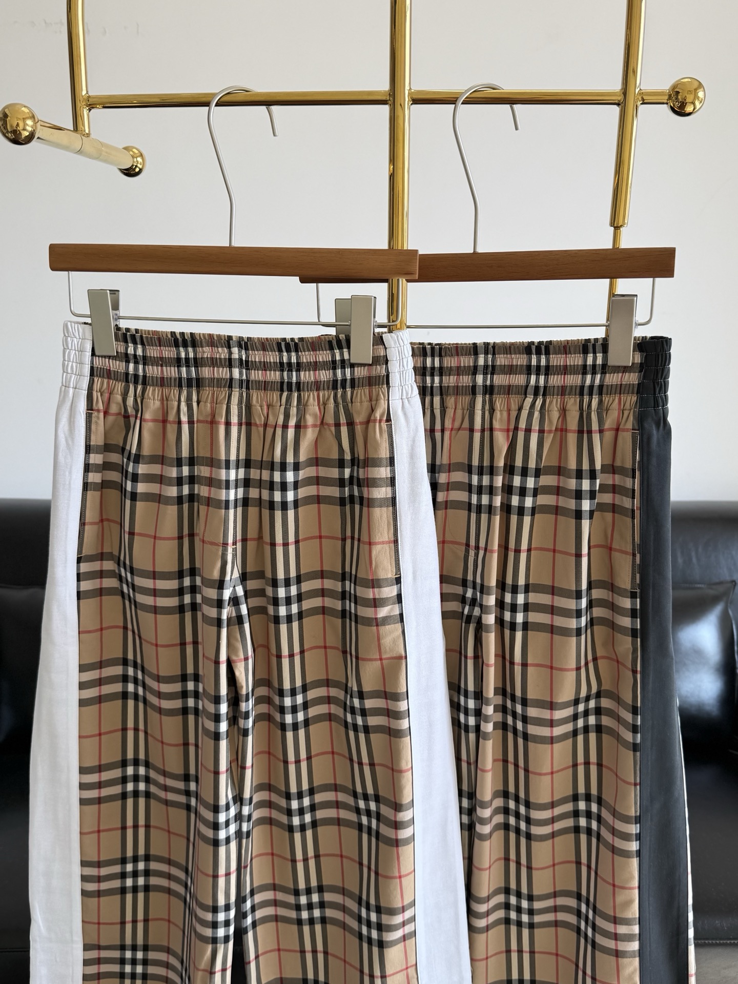 ——Burberry 经典格纹松紧腰格纹长裤格纹裤一直都是大热的流行趋势！时髦有腔调，带来胸以下全是腿的