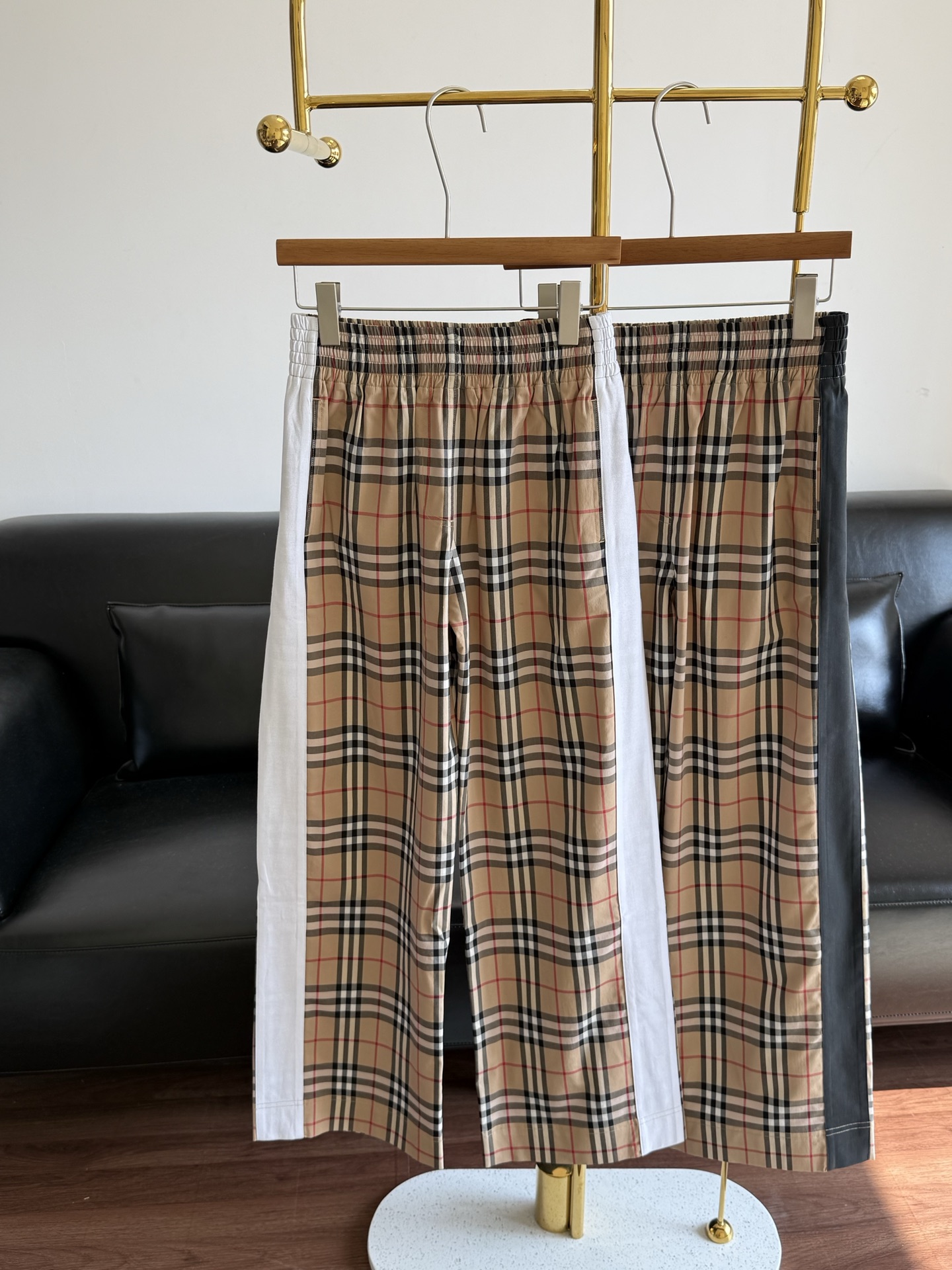 ——Burberry 经典格纹松紧腰格纹长裤格纹裤一直都是大热的流行趋势！时髦有腔调，带来胸以下全是腿的