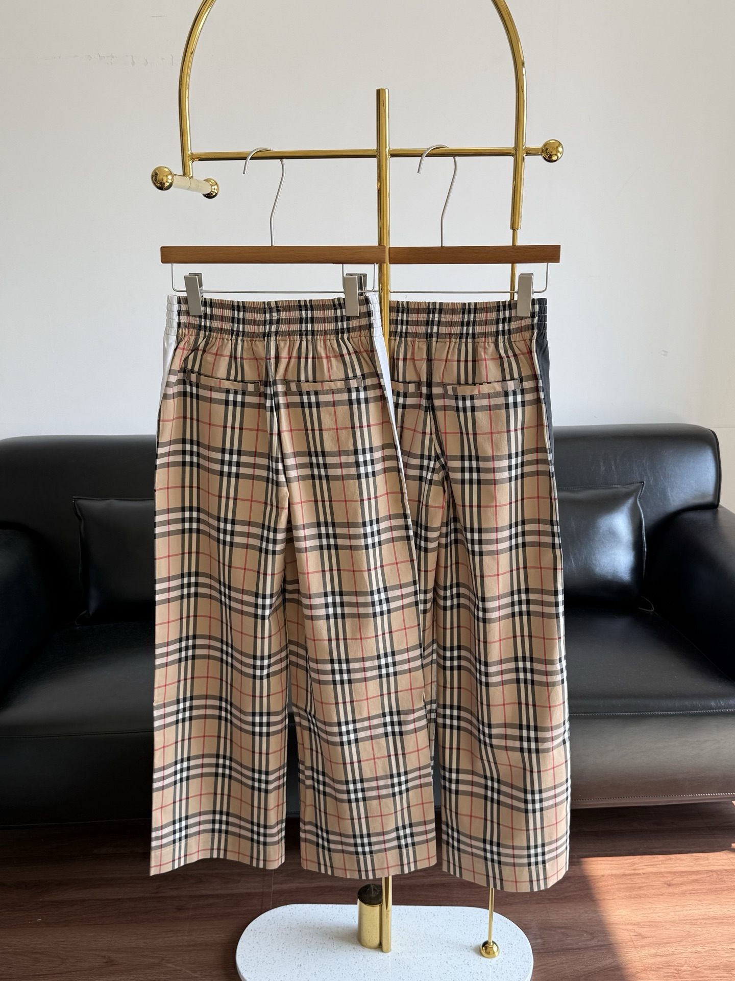 ——Burberry 经典格纹松紧腰格纹长裤格纹裤一直都是大热的流行趋势！时髦有腔调，带来胸以下全是腿的