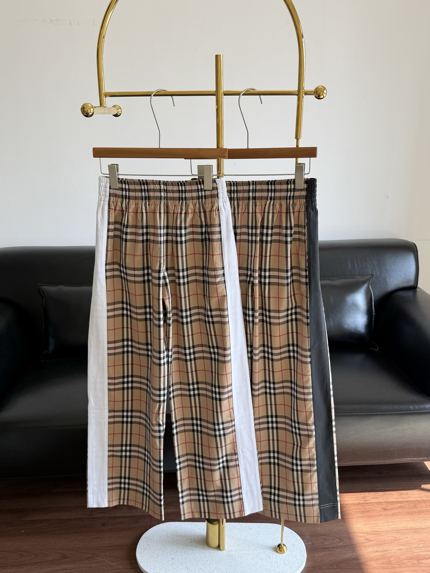 NO:790145,——Burberry classic plaid elastic waist plaid trousers. Plaid trousers have always been a hot trend!  Fashionable and stylish, it gives the impression that everything from the chest down is legs!  I can’t say I’m a fashionista without a piece of cotton and spandex in my wardrobe!  I recommend you to wear these pants!  She can be matched with any BBR T-shirt!!! It is recommended that you all get one, size s~xl, white edge and black edge, 2 colors, burberry, tees, t-shirt,19860909——Burberry 经典格纹松紧腰格纹长裤 格纹裤一直都是大热的流行趋势！时髦有腔调,带来胸以下全是腿的既视感！衣橱没有一条都不敢说自己是时髦达人棉氨纶面料！ 这条裤子,建议你们必入！她可以搭配任何一件bbr的t恤!!!推荐你们人手一条 码数s～xl 白边 黑边2个色,,burberry,tees，t-shirt,,Women's clothing
