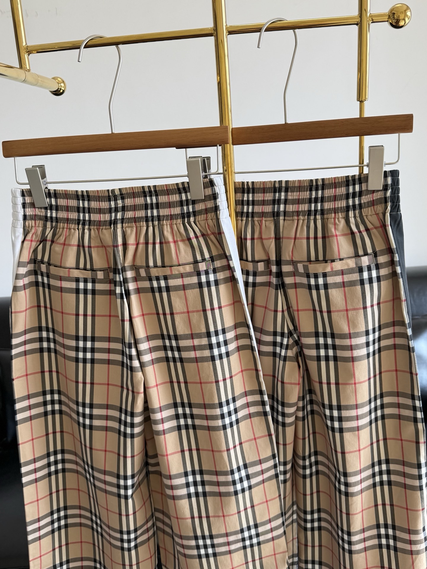 ——Burberry 经典格纹松紧腰格纹长裤格纹裤一直都是大热的流行趋势！时髦有腔调，带来胸以下全是腿的