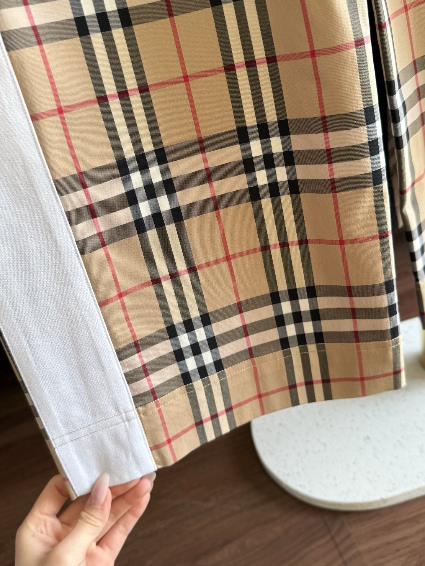 ——Burberry 经典格纹松紧腰格纹长裤格纹裤一直都是大热的流行趋势！时髦有腔调，带来胸以下全是腿的