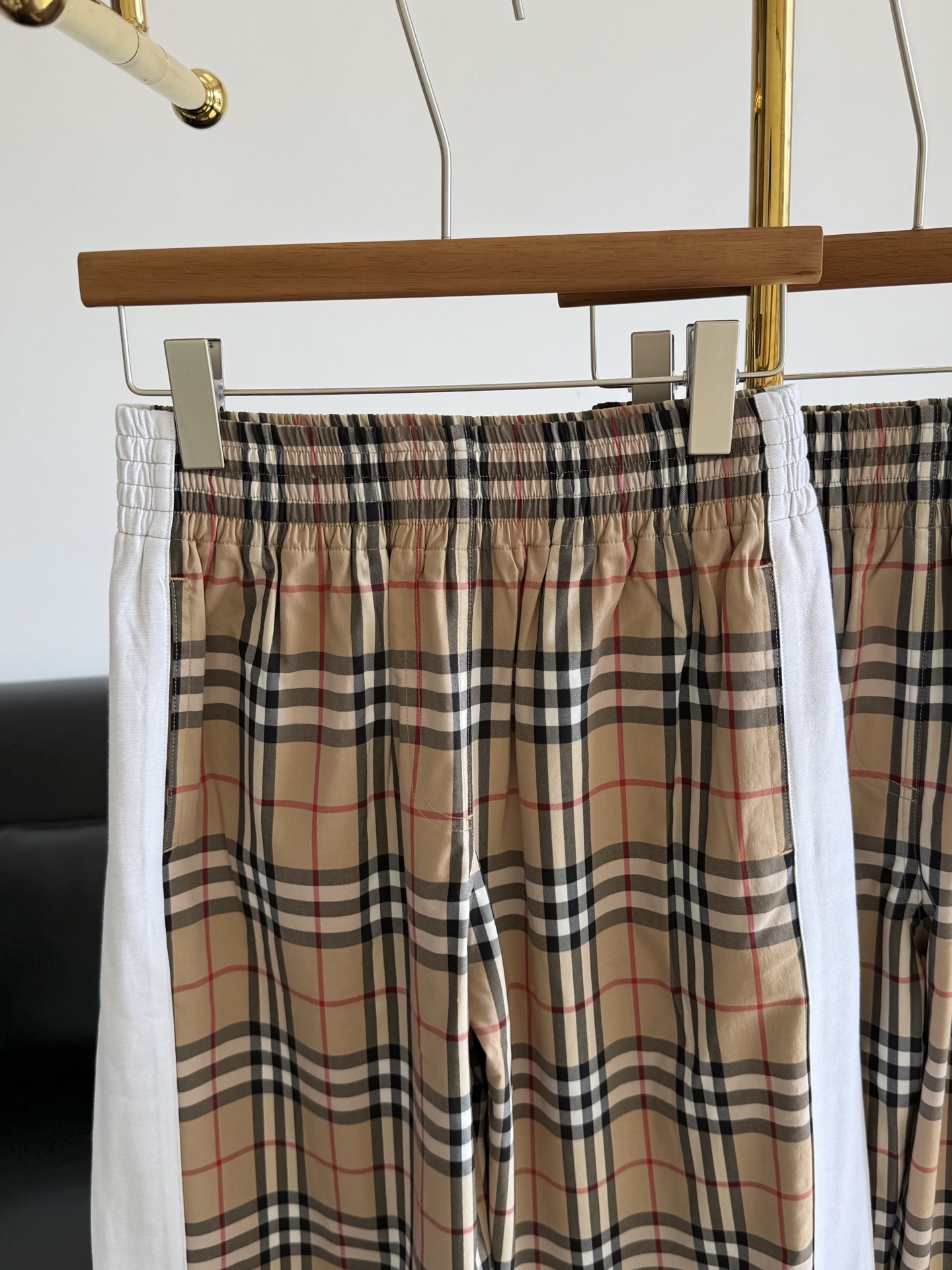 ——Burberry 经典格纹松紧腰格纹长裤格纹裤一直都是大热的流行趋势！时髦有腔调，带来胸以下全是腿的
