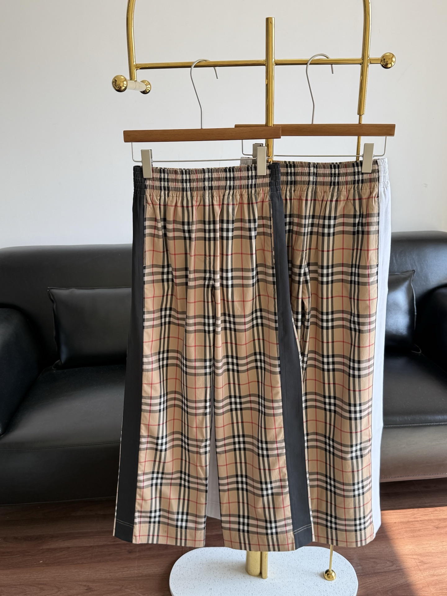 ——Burberry 经典格纹松紧腰格纹长裤格纹裤一直都是大热的流行趋势！时髦有腔调，带来胸以下全是腿的