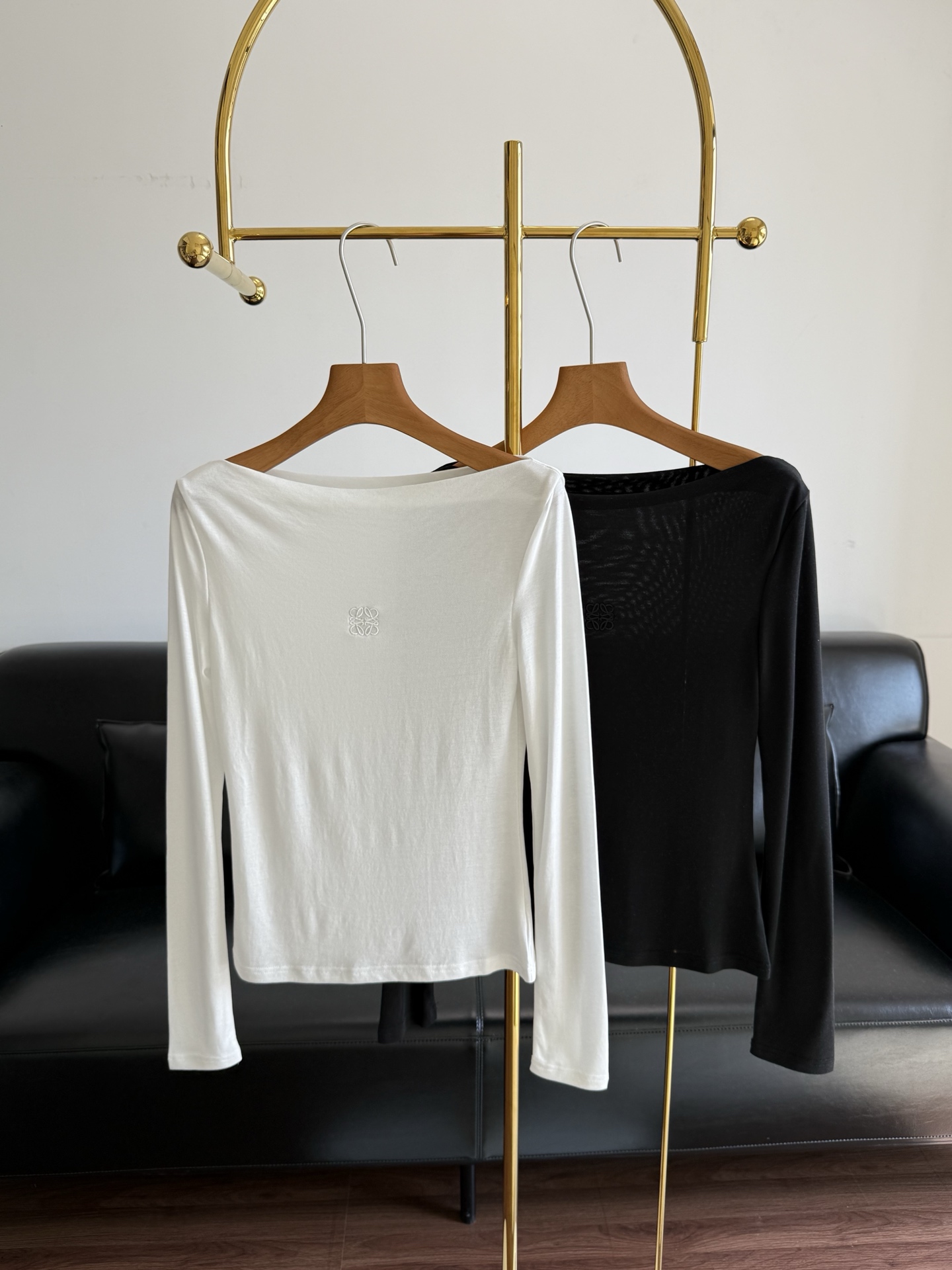 NO:790142,——Loewe logo embroidered one-shoulder top. The black and white colors are so easy to wear ~ Pure cotton fabric!  What this kind of basic model pursues is a good fit ~ This model looks great when worn alone in late summer and early autumn, and is also very versatile as a base layer in autumn and winter!  Practicality!  Size sml white black,,loewe,19860909——Loewe logo刺绣一字肩上衣 黑白两个色太好穿啦～ 纯棉面料！这种基础款追求的就是一个好版型～ 这款夏末早秋单穿很好看 秋冬打底穿也很百搭！实穿主义！ 码数sml 白色 黑色,,loewe,,Women's clothing