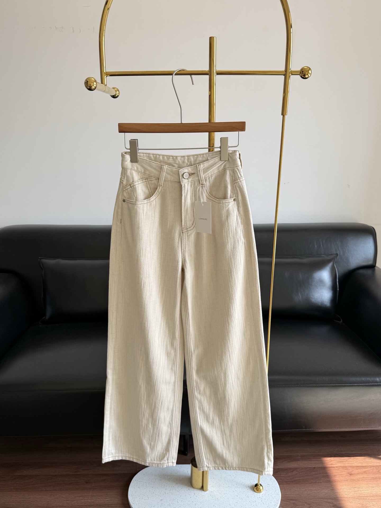 NO:790149,——LEMAIRE's same style Tencel linen wide-leg jeans. The style is high-waisted and wide-legged + pleated technology, hiding the flesh and making the ceiling slimmer!  Pear-shaped/apple-shaped/thick-legged stars close their eyes and instantly transform into supermodel proportions. They have a windy drape when walking. Whoever wears it is a 'paper man'. The fabric ceiling contains linen and tencel, expensive raw yarn and cotton denim, non-elastic and stiff, not soft and collapsed, washed and aged craftsmanship, off-white, gentle and high-end, not yellowing, not fleshy, can be worn in all seasons~ Size s-xxl,,jeans,19860909——LEMAIRE同款 天丝亚麻阔腿牛仔裤 版型封神高腰阔腿+旋褶工艺,藏肉显瘦天花板！梨形/苹果型/腿粗星人闭眼入,秒变超模比例,走路带风的垂坠感,谁穿谁是“纸片人” 面料天花板含亚麻天丝贵价原纱棉牛仔,无弹挺括不软塌,洗水做旧工艺,米白色温柔又高级,不发黄、不透肉,四季都能穿～ 码数s-xxl,,jeans,,Women's clothing